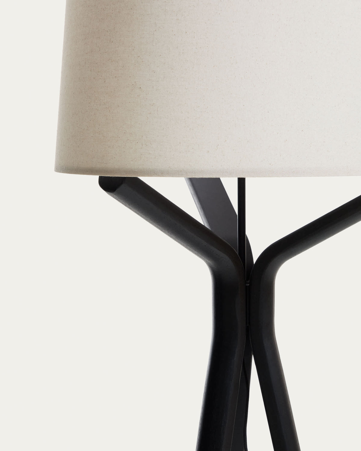 Lampa podłogowa UBIRA czarne drewno z lnianym abażurem – ujęcie 5