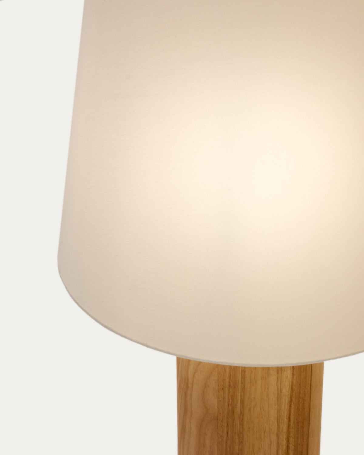 Lampa podłogowa MARGA naturalne lite drewno z białym abażurem – ujęcie 3