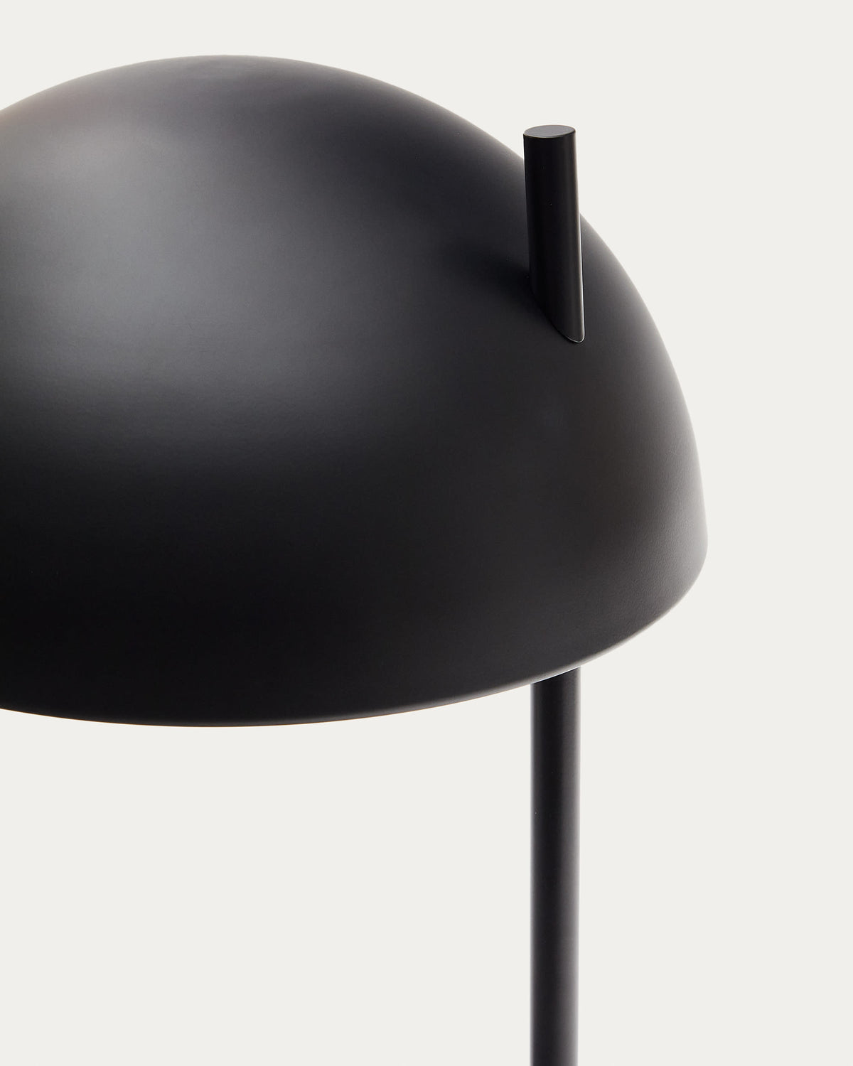Lampa podłogowa CATLAR czarny metal z drewnem jesionowym – ujęcie 5