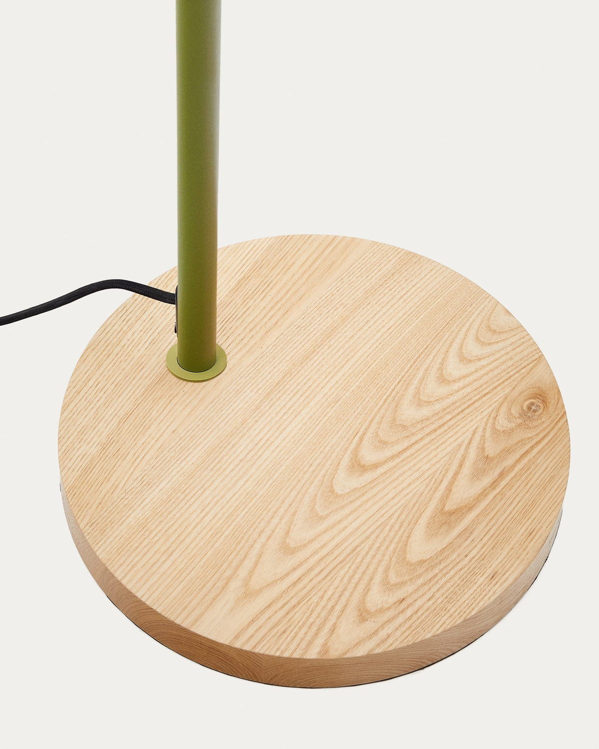 Lampa podłogowa CATLAR zielony metal z drewnem jesionowym – ujęcie 3