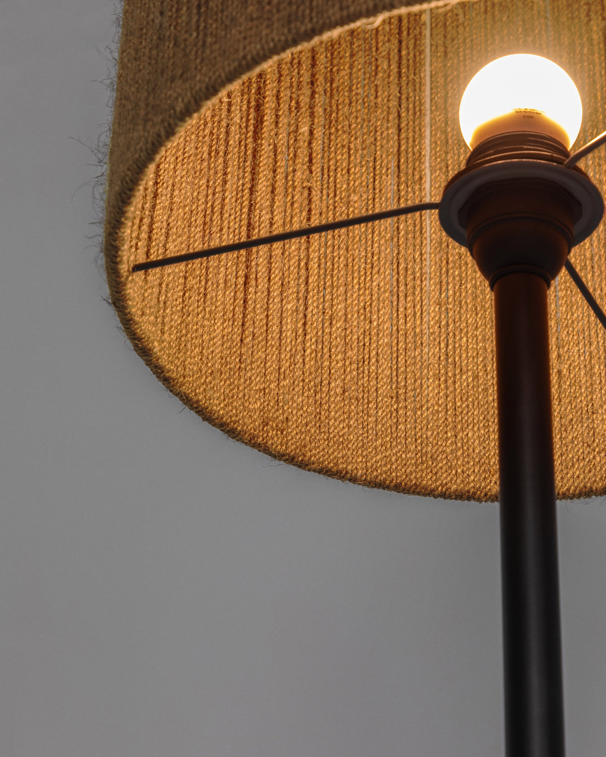Lampa podłogowa KOR ciemne drewno akacjowe i juta – ujęcie 5