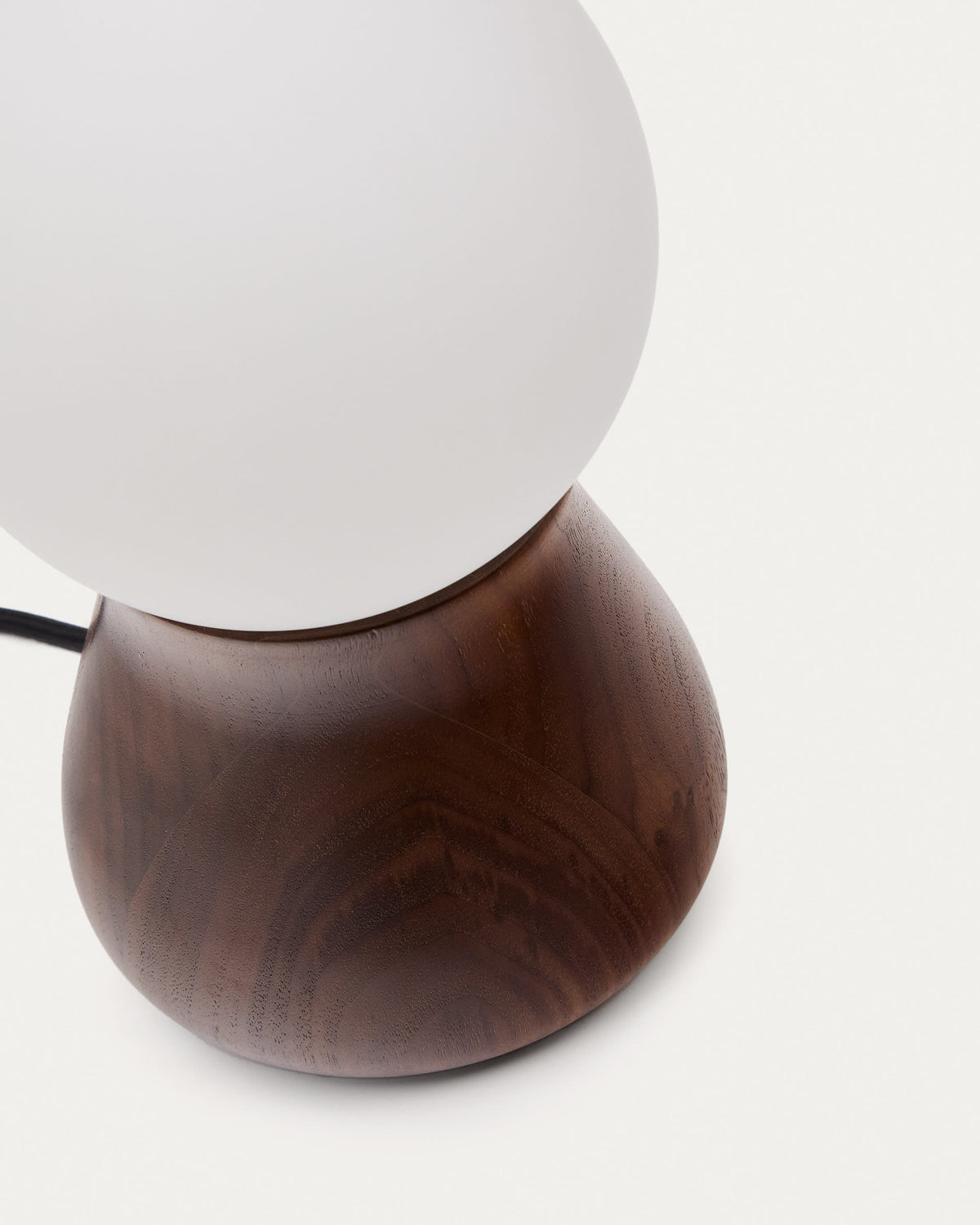 Lampa stołowa OKENI orzechowe drewno i szkło – ujęcie 5