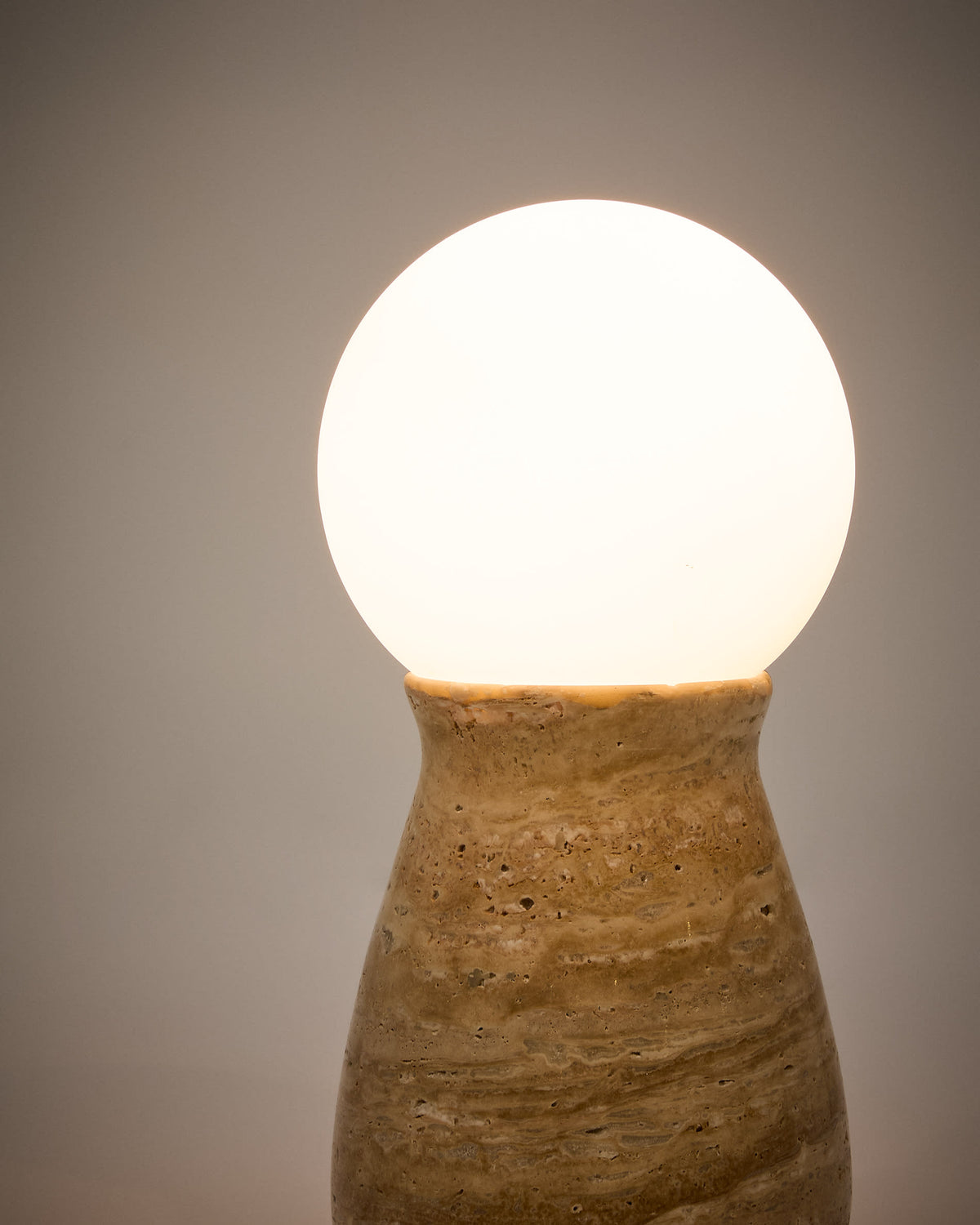 Lampa stołowa OKENI trawertyn i szkło – ujęcie 3