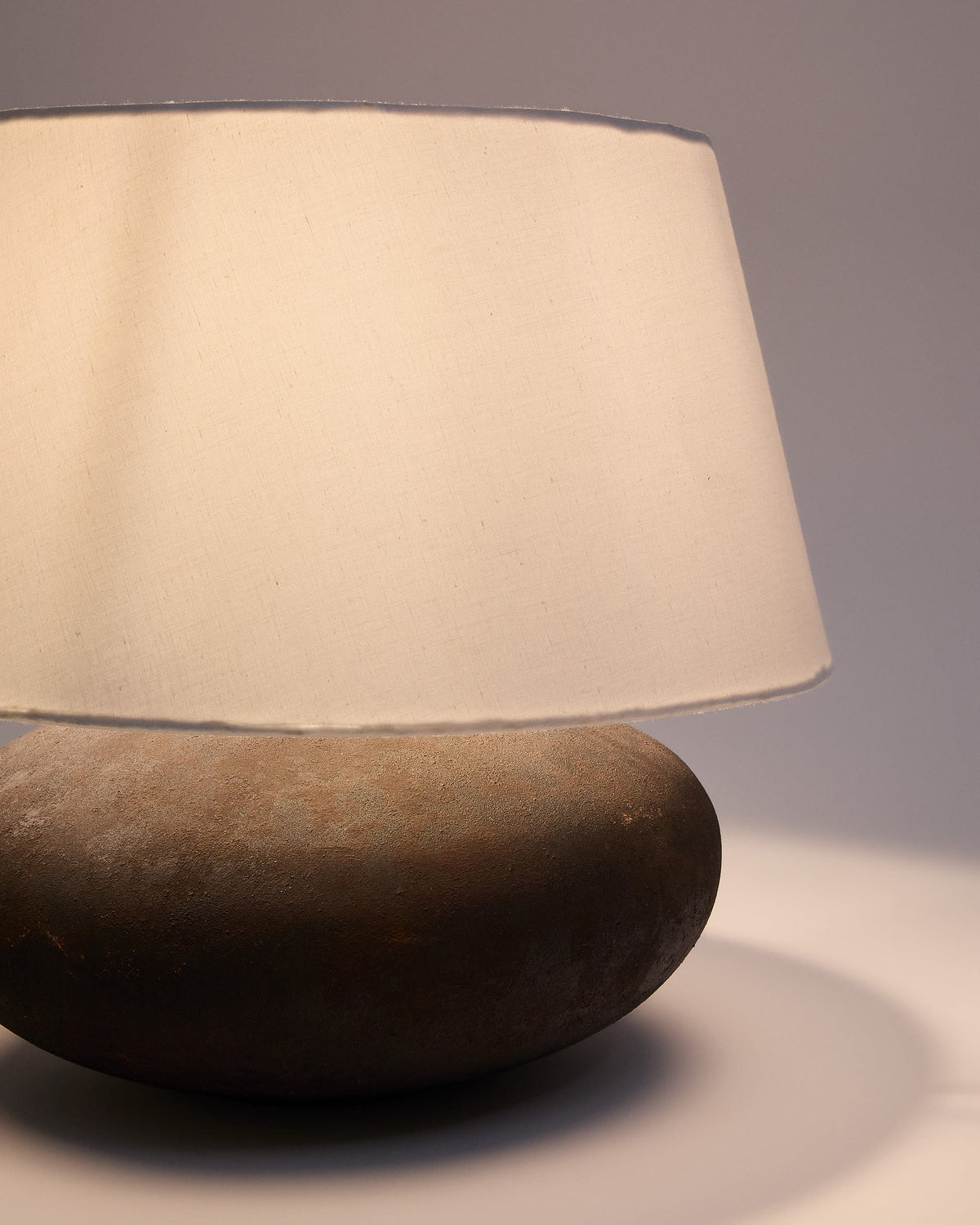 Lampa stołowa NESSI czarny z efektem terakoty – ujęcie 3