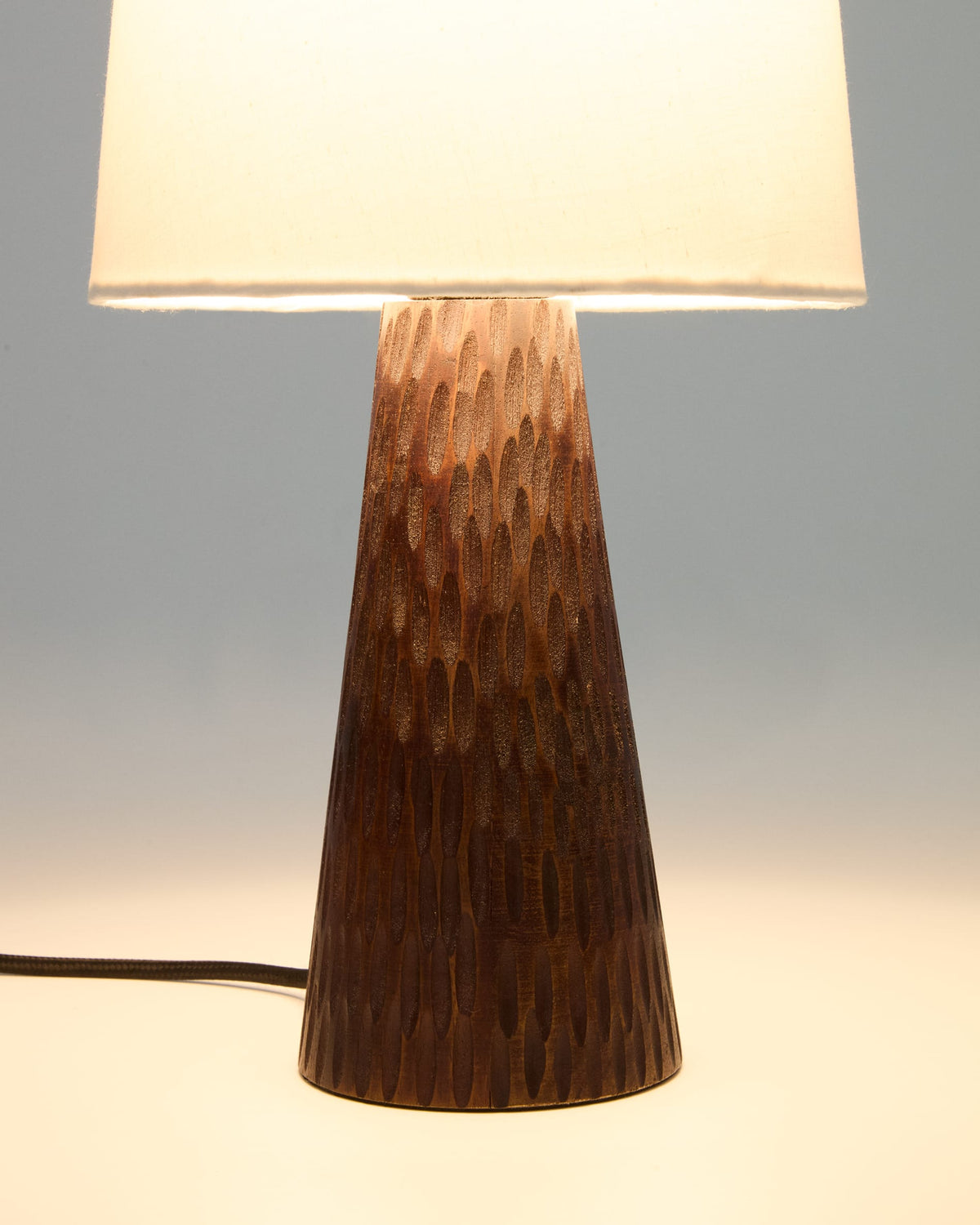 Lampa stołowa AMIRE ciemne drewno mango – ujęcie 4