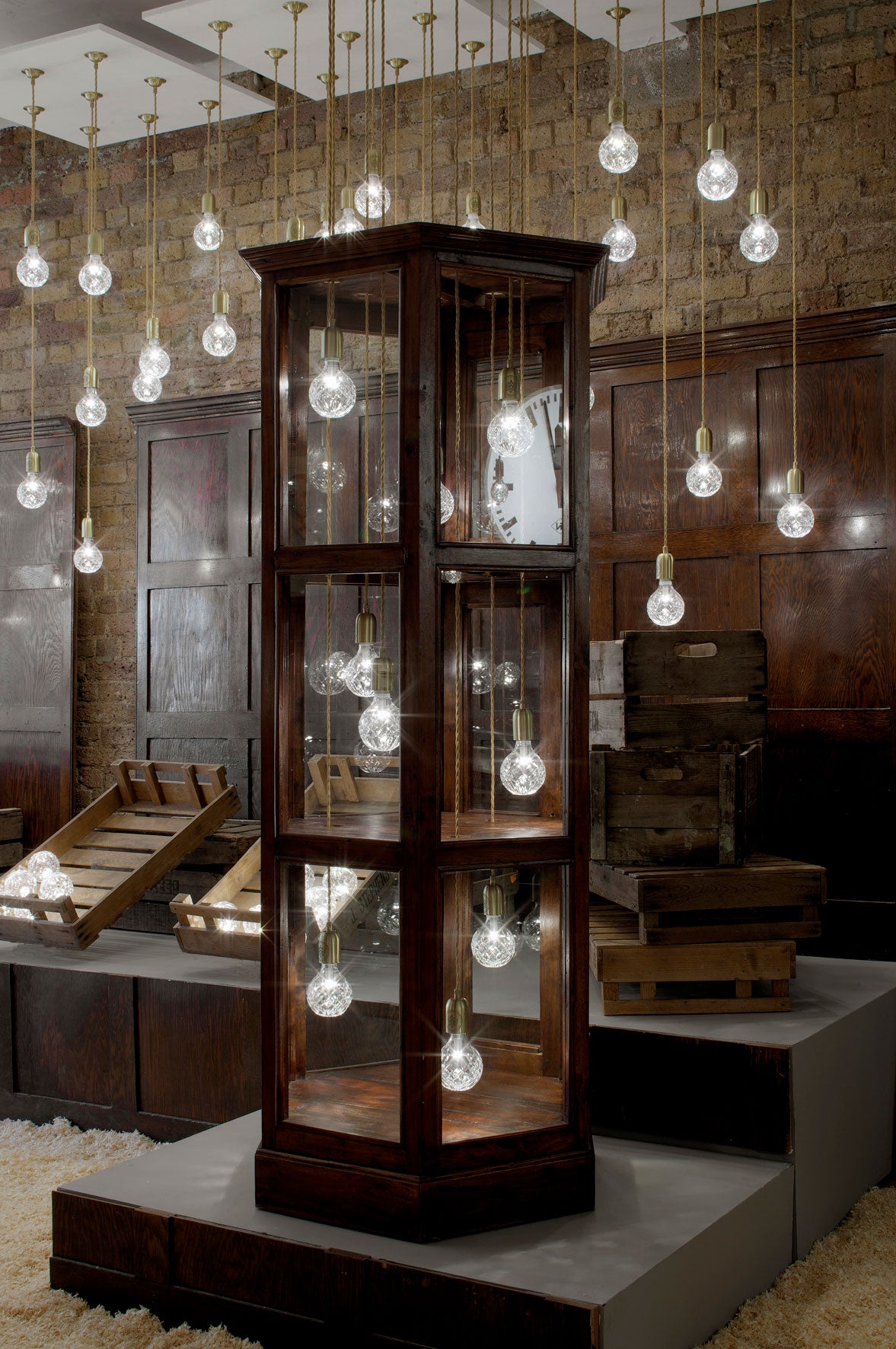 Pendelleuchte CRYSTAL BULB aus Kristallglas mit messingfarbener Oberfläche