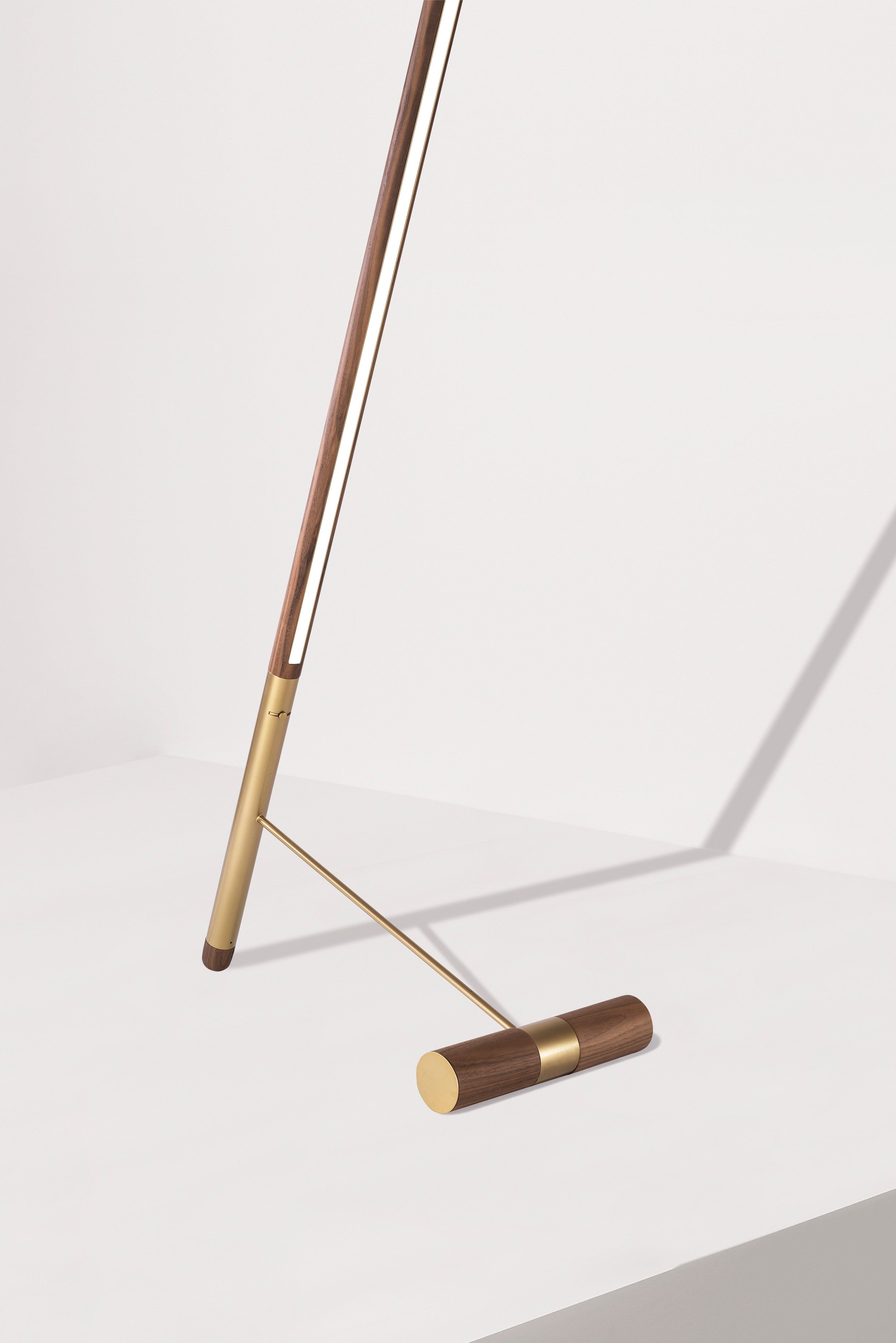 Stehlampe LINEA D Nussbaum mit messingfarbener Oberfläche