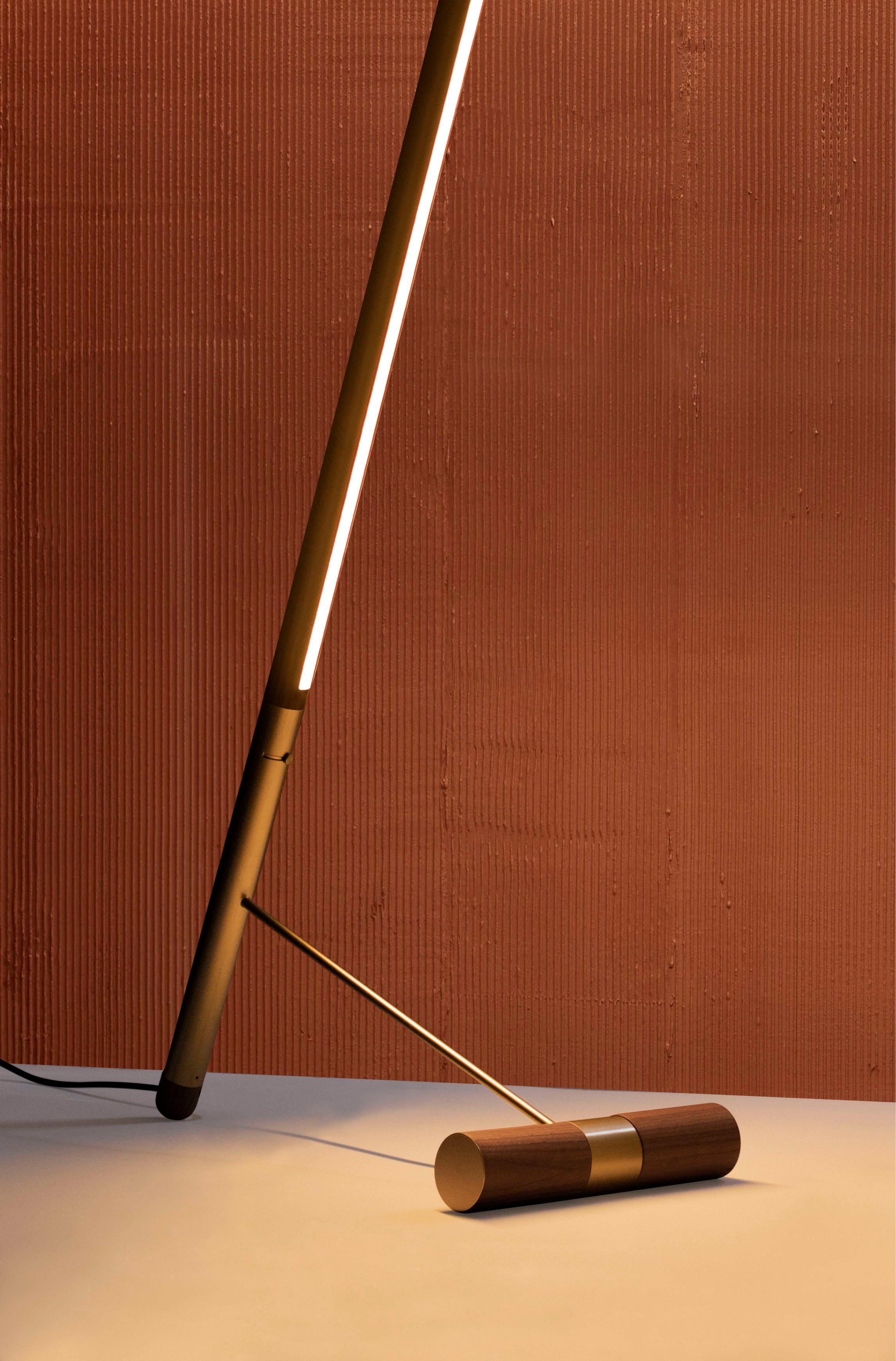 Stehlampe LINEA D Nussbaum mit messingfarbener Oberfläche