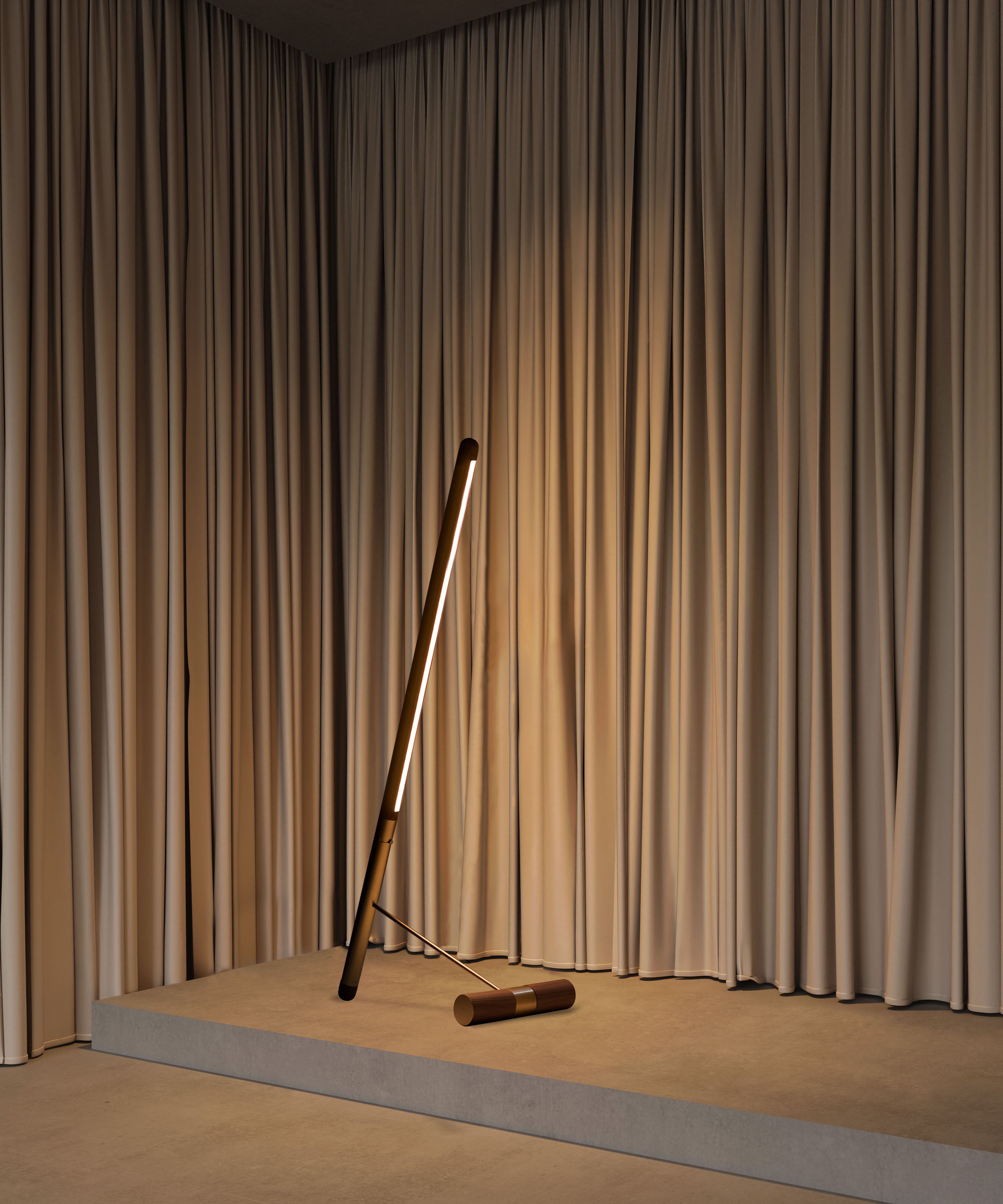 Stehlampe LINEA D Nussbaum mit messingfarbener Oberfläche