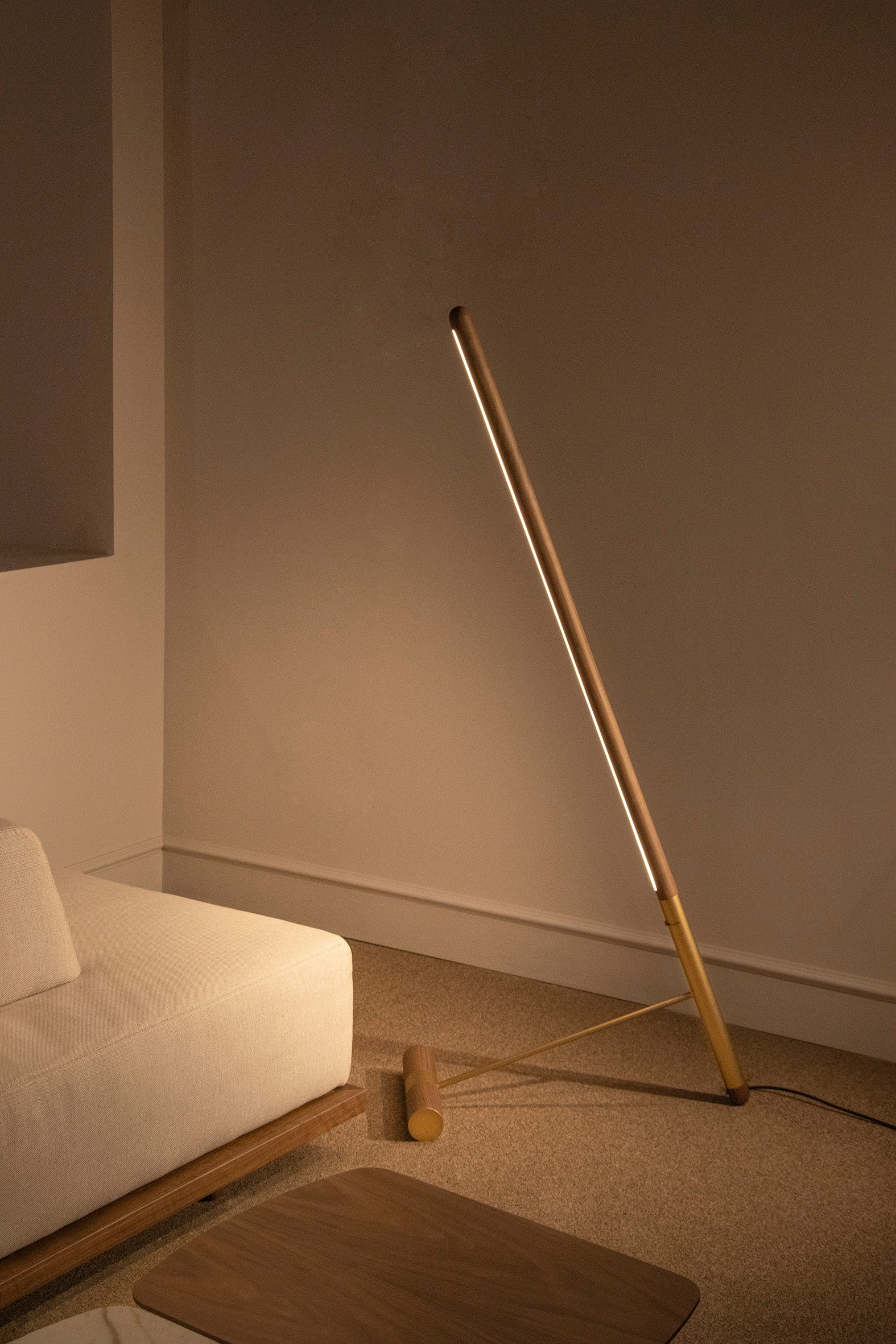 Stehlampe LINEA D Nussbaum mit messingfarbener Oberfläche