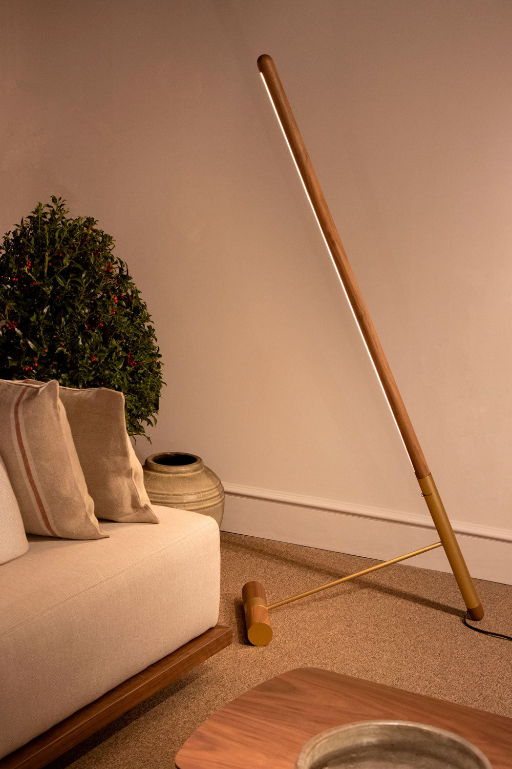 Stehlampe LINEA D Nussbaum mit messingfarbener Oberfläche