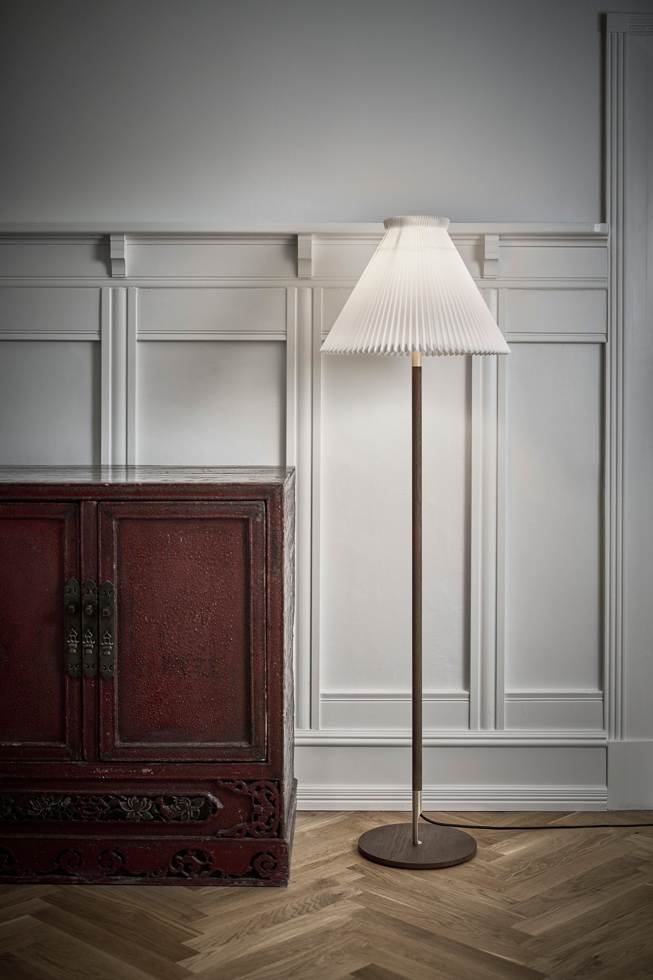 Floor lamp MODEL 328 LK 80 white with dark oak base