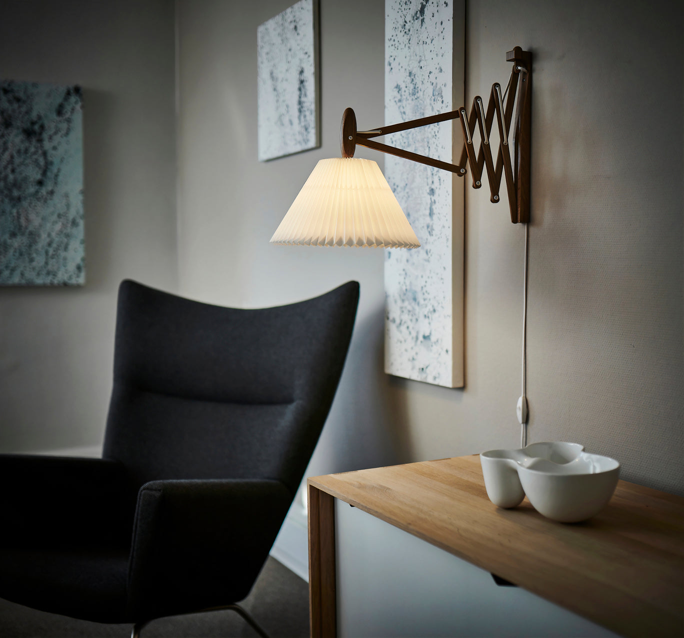 Wall lamp MODEL 233 2/21 SAX white with a light oak base