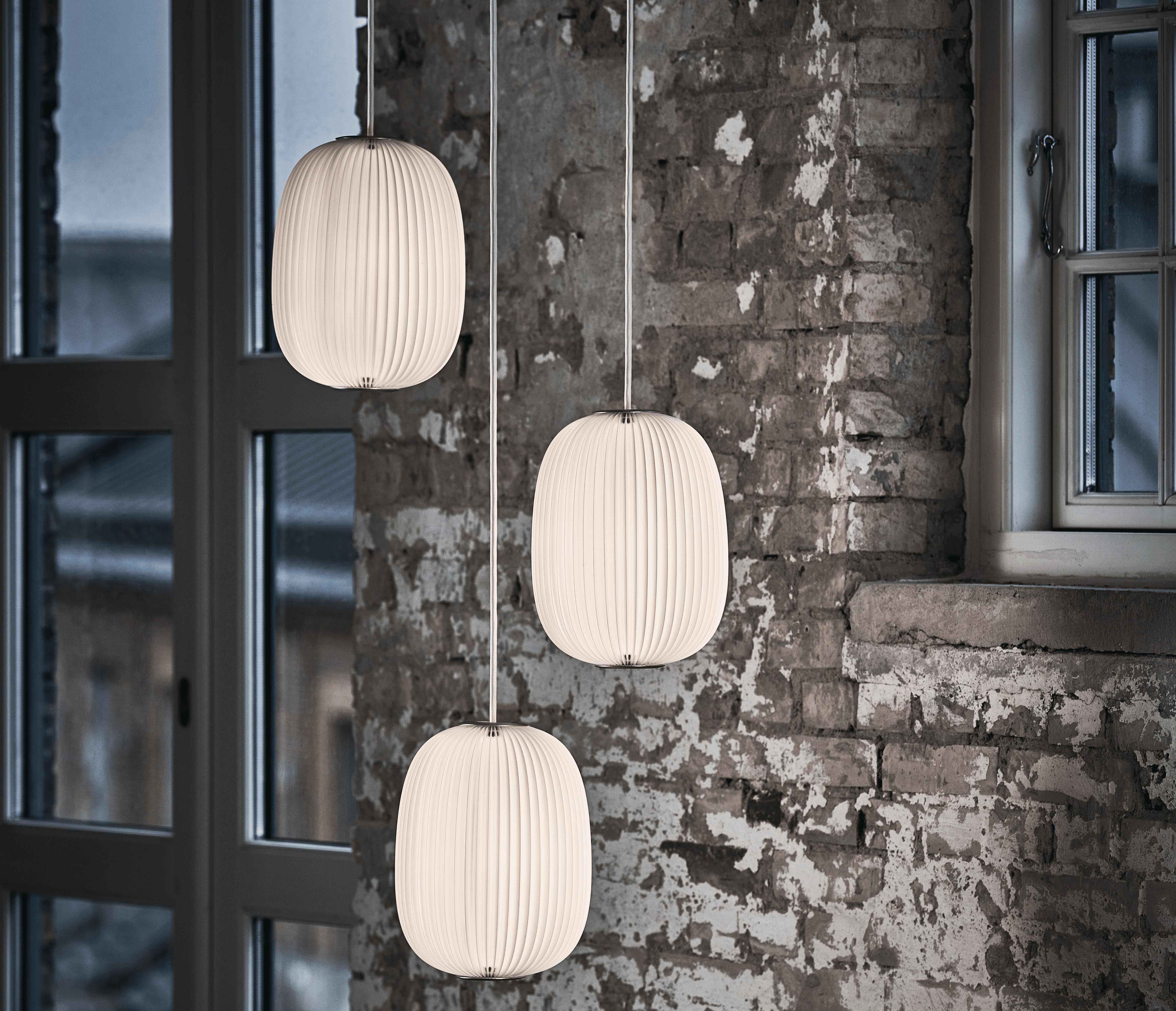 Pendelleuchte MODELL 135 LAMELLA 4 weiß mit schwarzem Finish