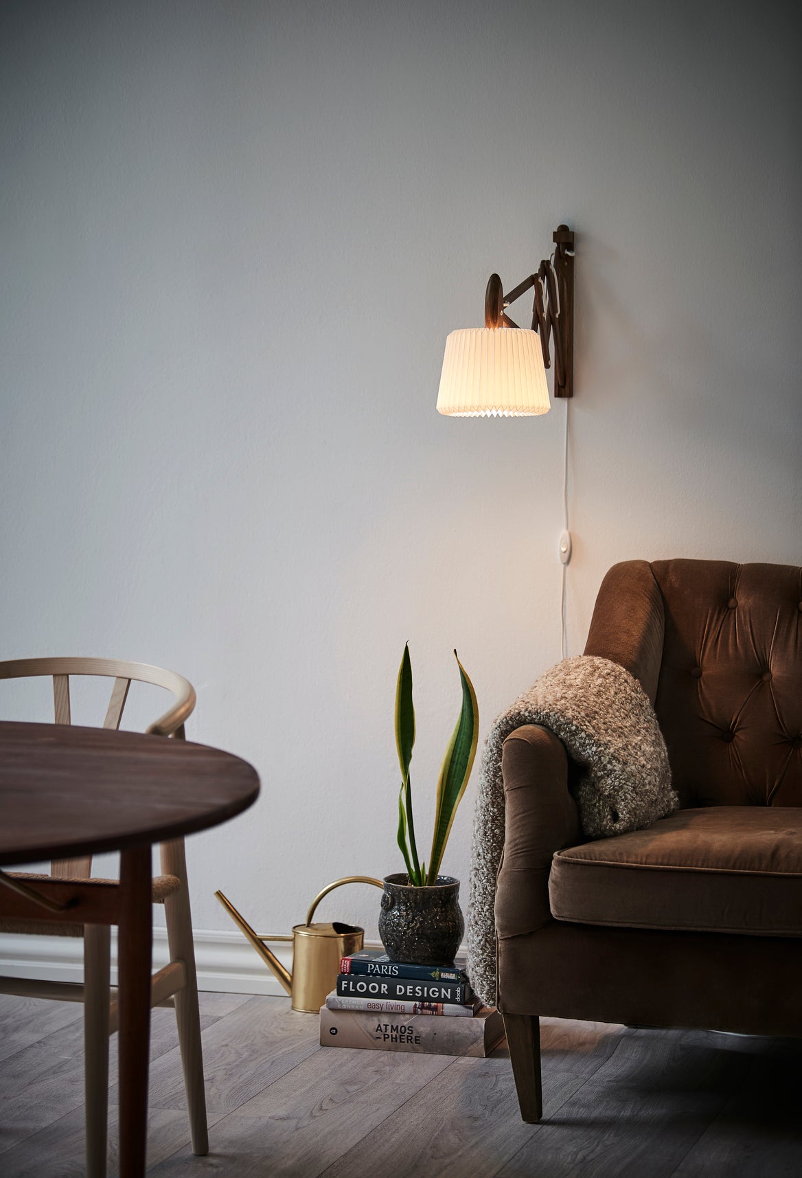 Wall lamp MODEL 223 120 SAX white with dark oak base