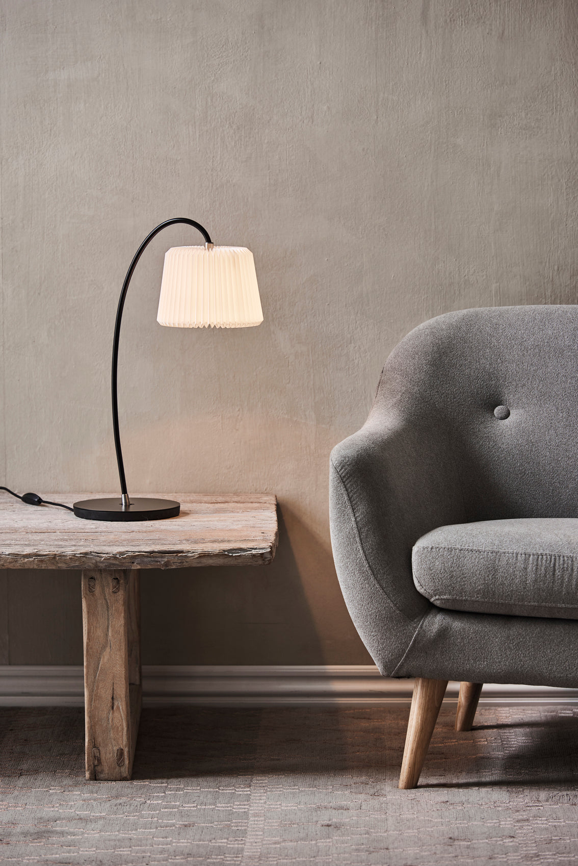 Tischlampe MODELL 320 weiß mit schwarzem Fuß