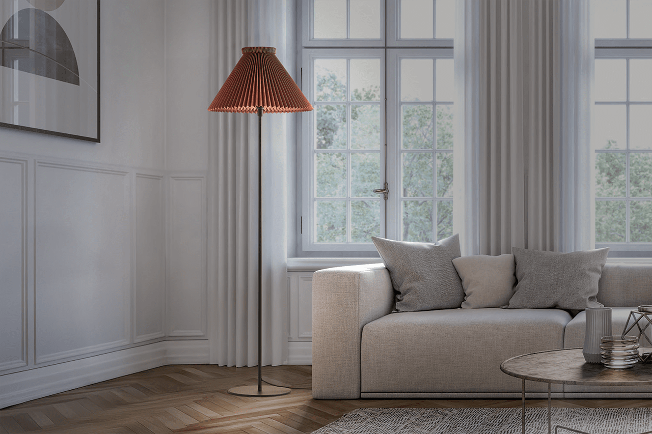 Stehlampe MODELL 334 in butterbeigem Farbton mit schwarzem Fuß