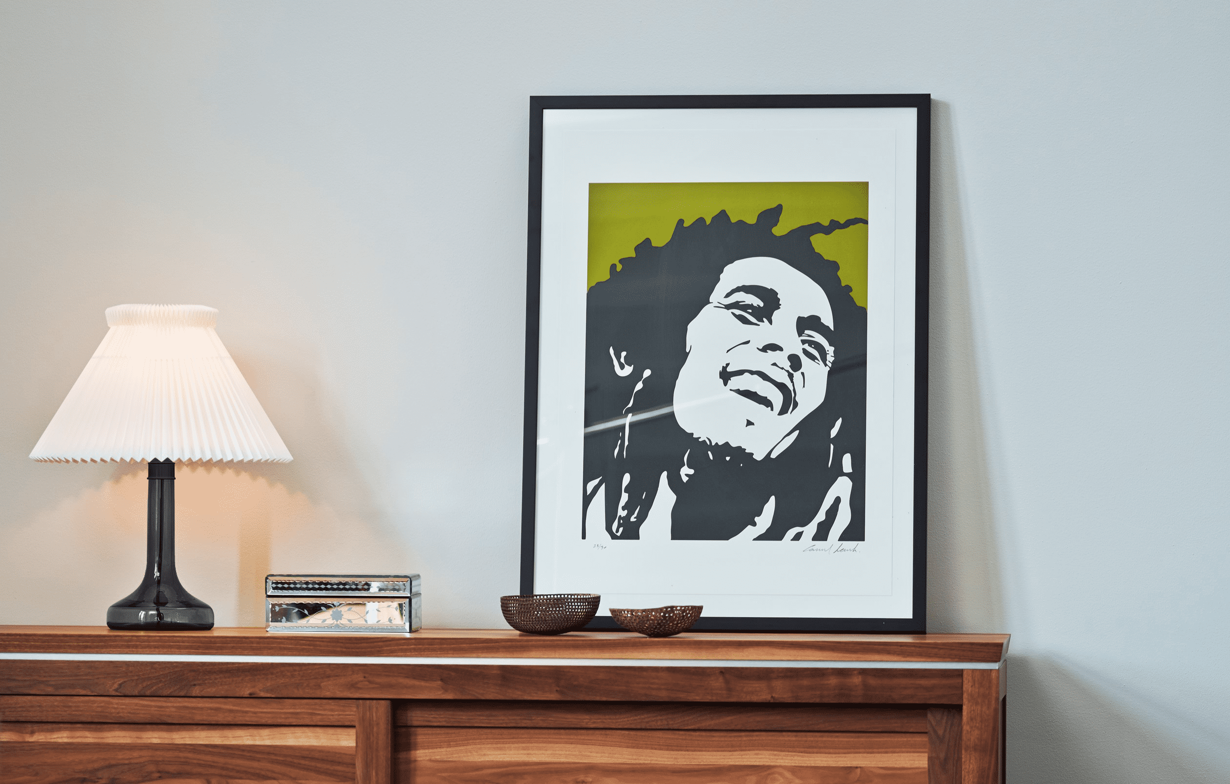 Tischlampe MODELL 343 weiß mit dunkelgrauem Fuß