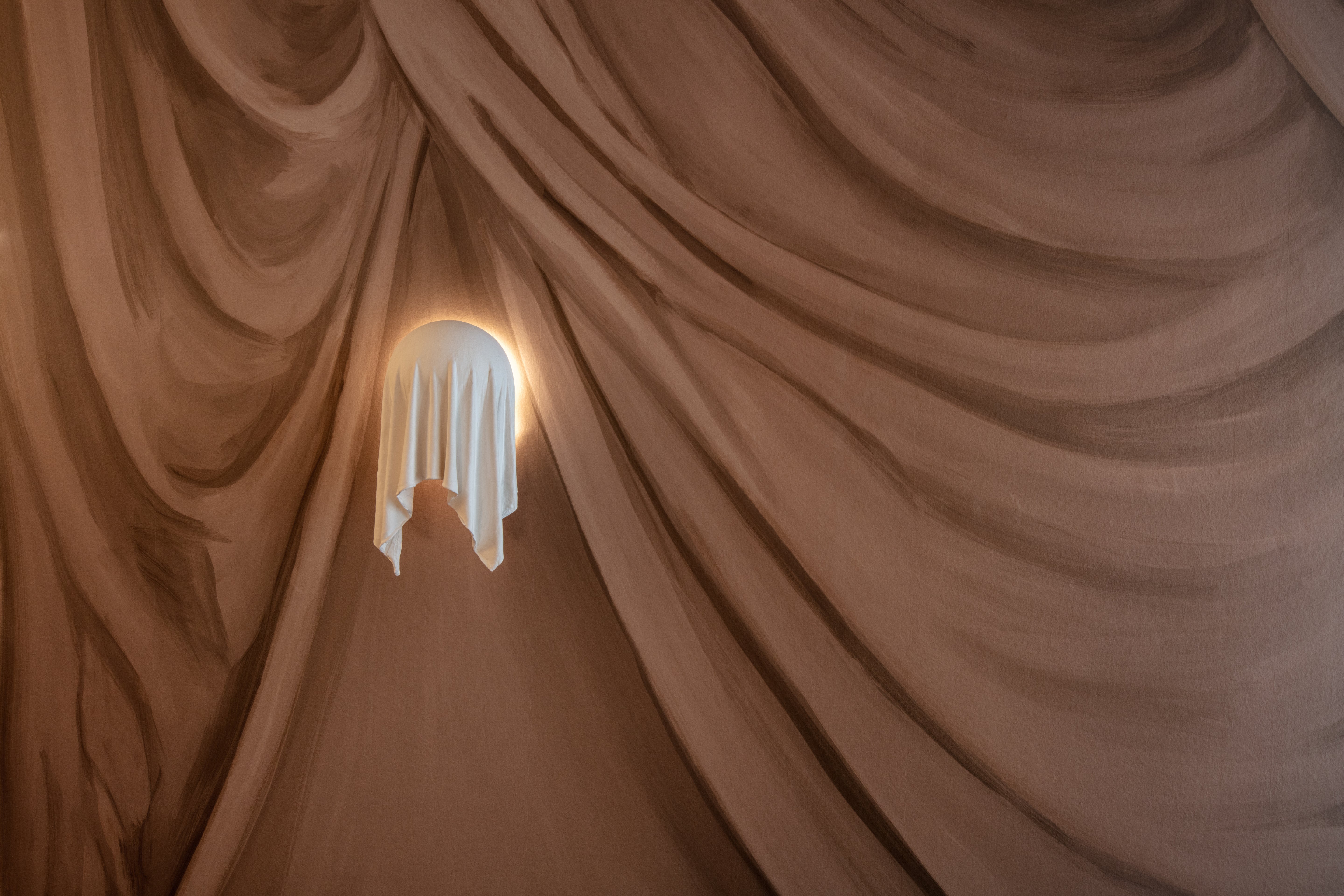 Wandlampe REQUIEM aus Stoff und Gips