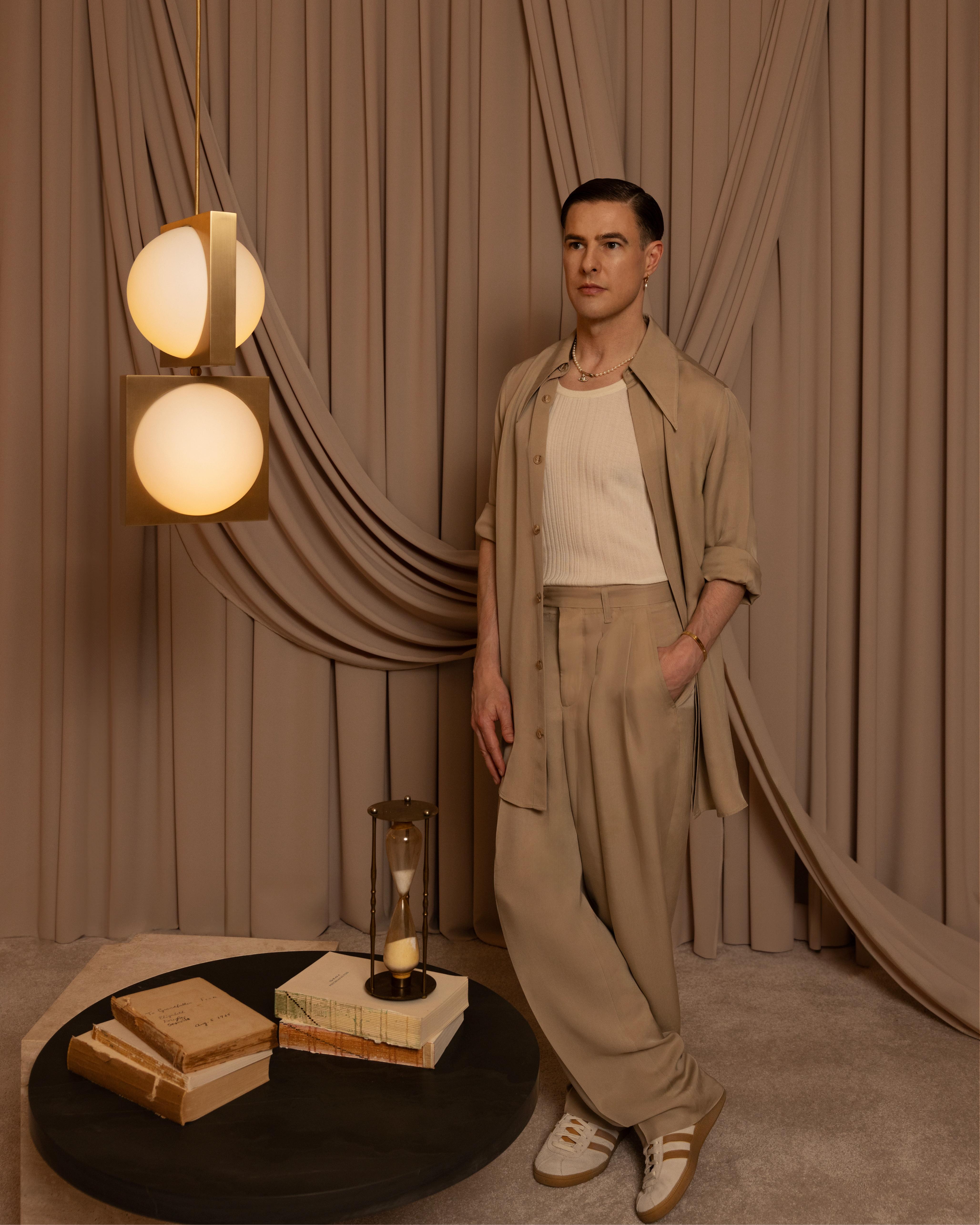 Pendelleuchte SOLSTICE DUO mit opalem Schirm und Messingdetails