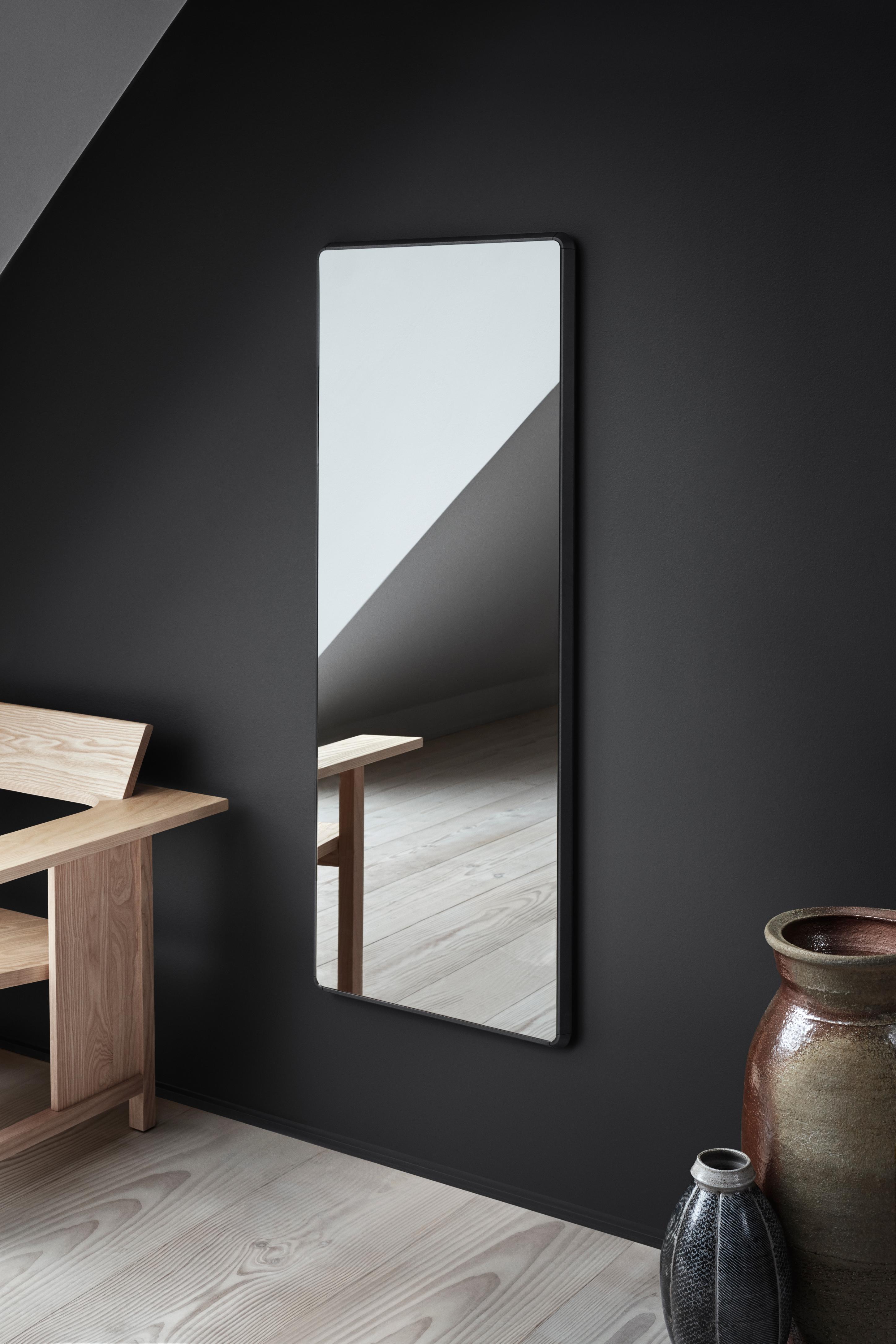 Badezimmerspiegel VIPP schwarze Aluminiumrahmen