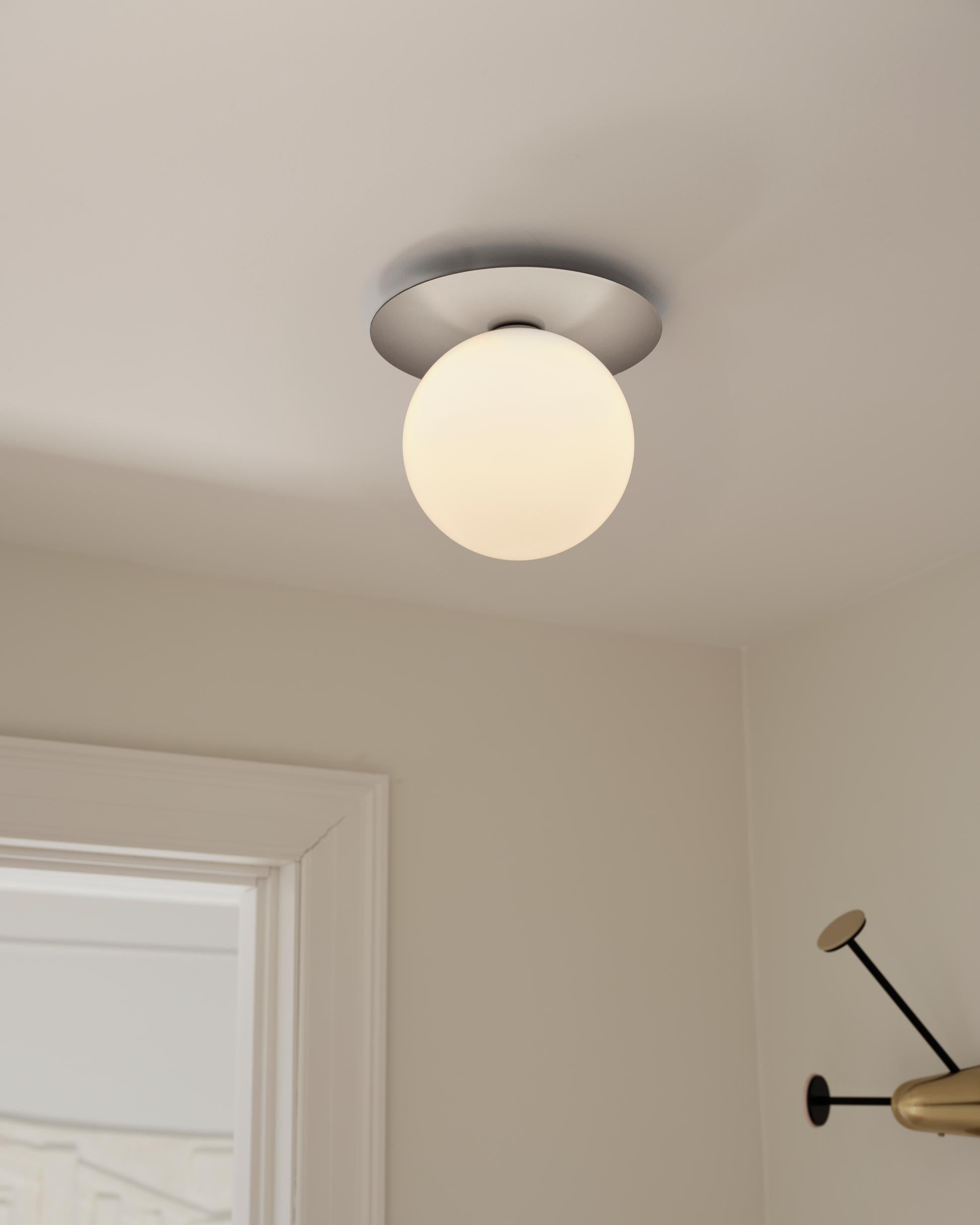 Wandlampe LIILA in Silber mit opalem Glas