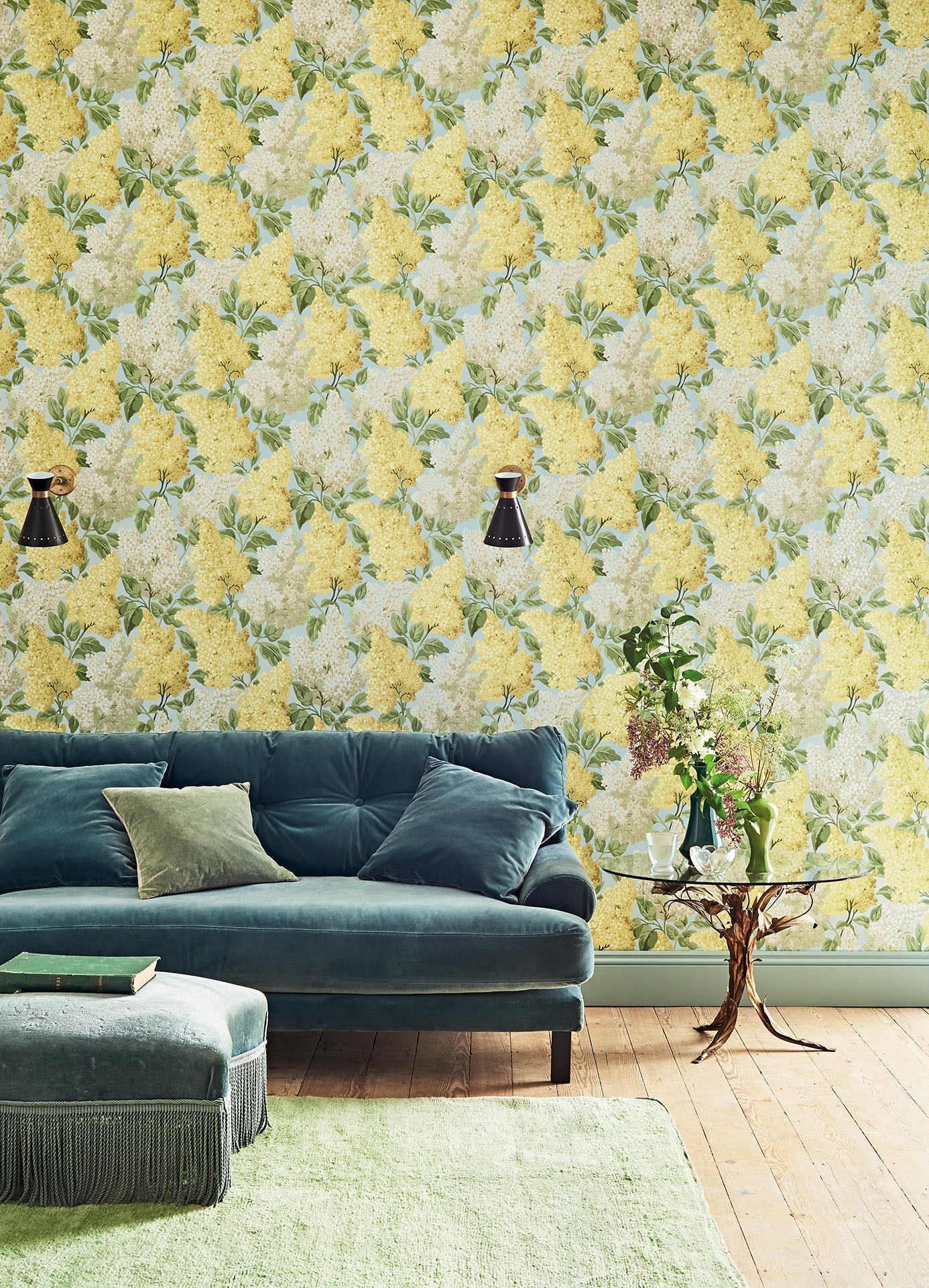 Tapeta z motywem roślinnym kwiatów bzu BOTANICAL BOTANICA - LILAC różowy z zielonym na ścianę – Cole & Son