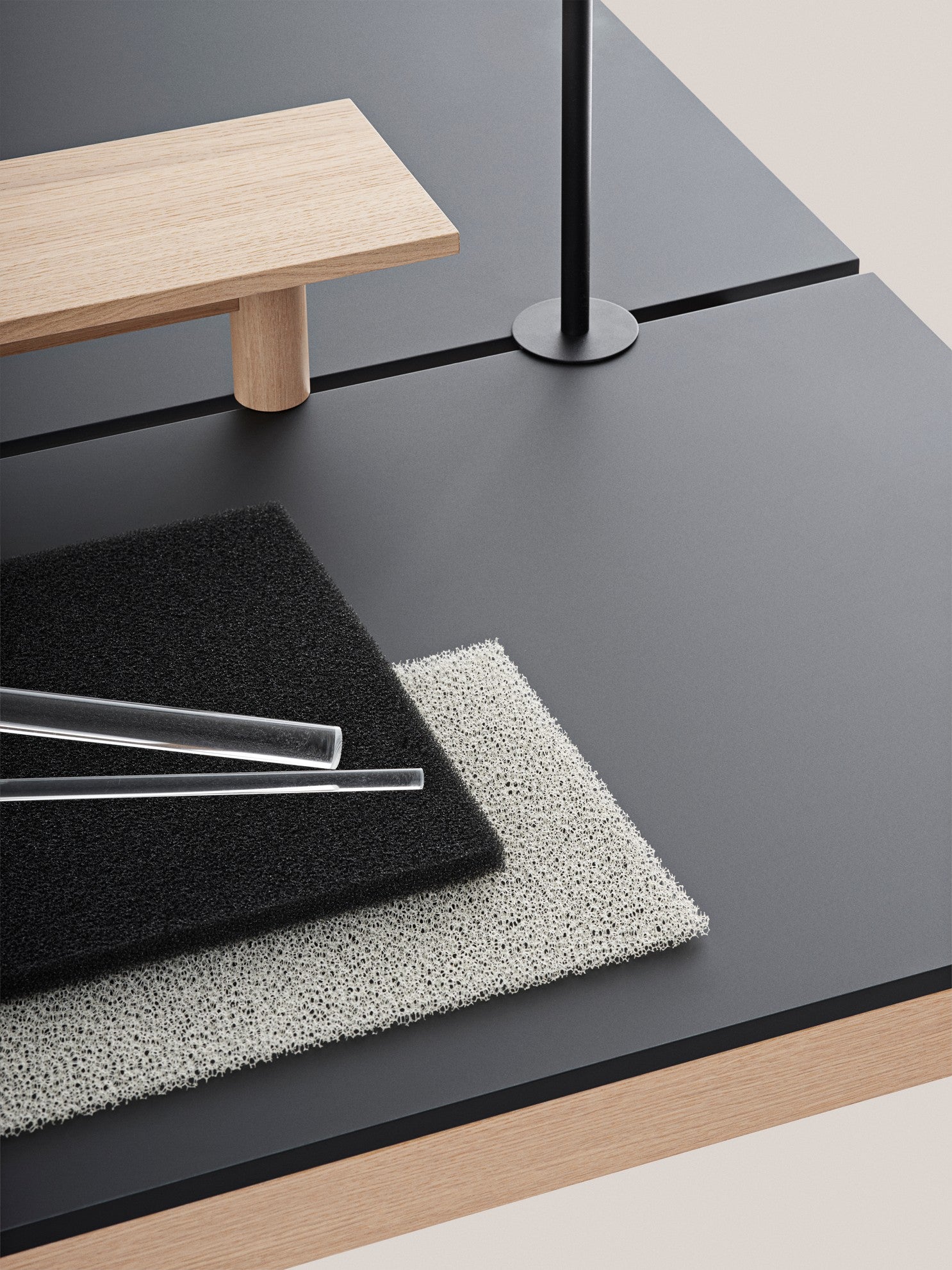 Bürotisch LINEAR SYSTEM schwarz Nanolaminat mit Eichenbasis