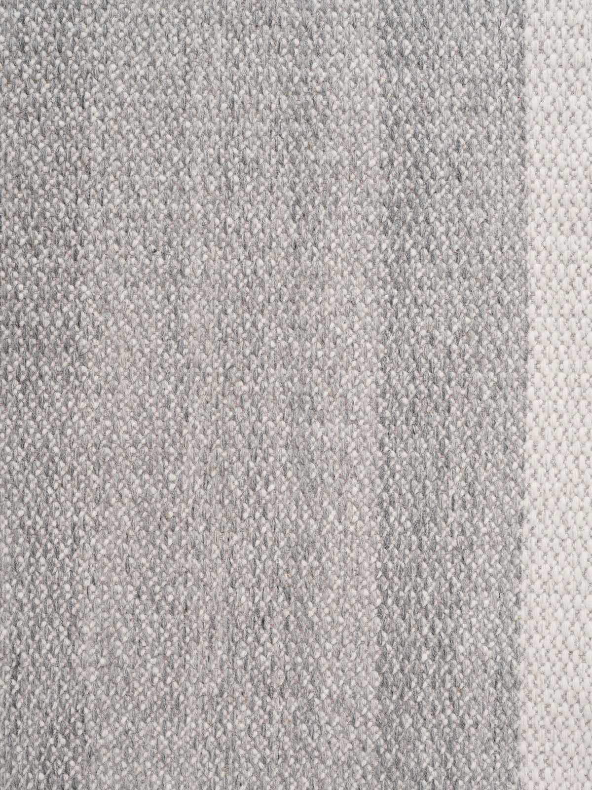 Dywan FRODE srebrny – styl minimalistyczny