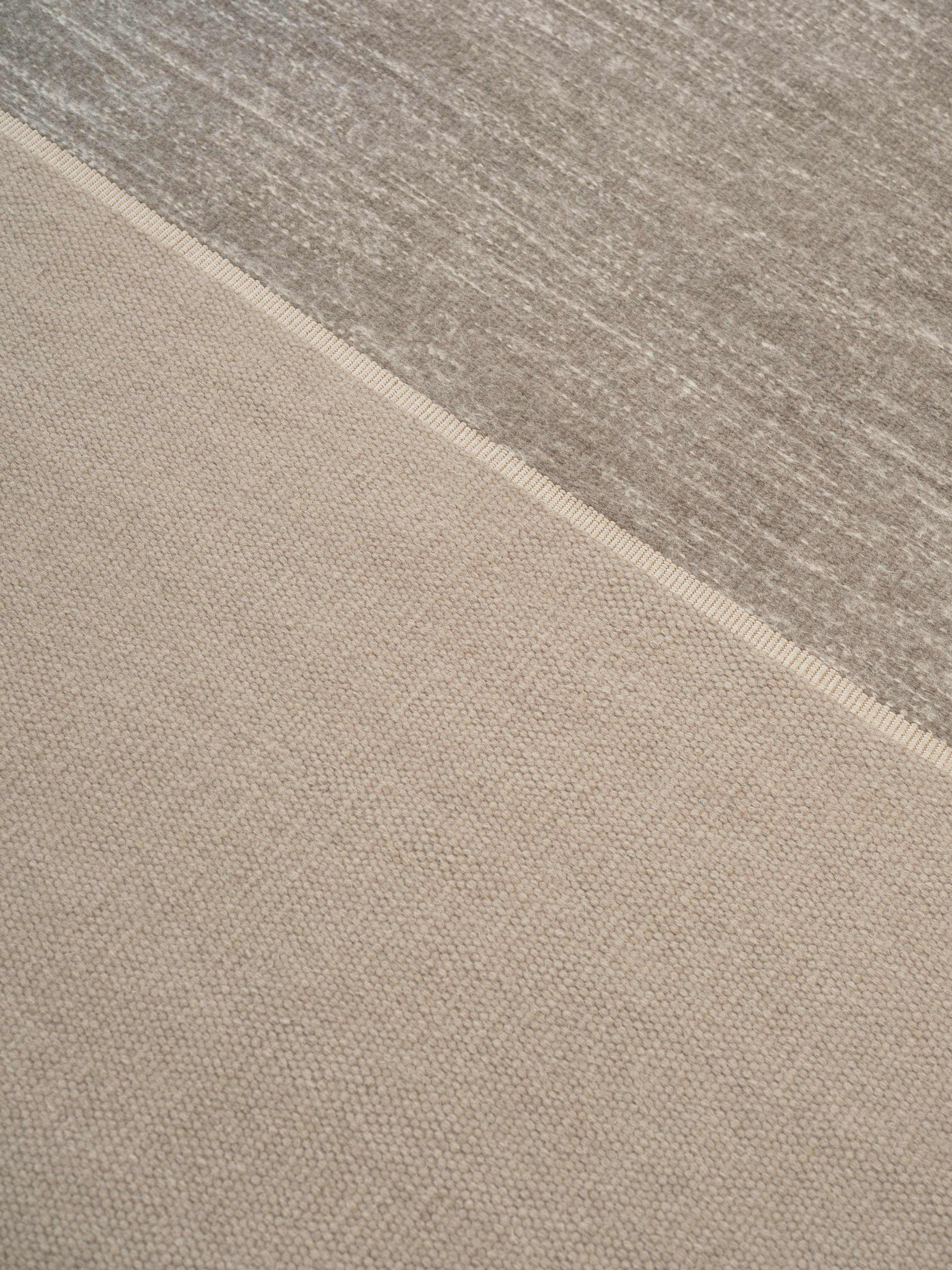 MAGNETIZE round carpet in dark beige