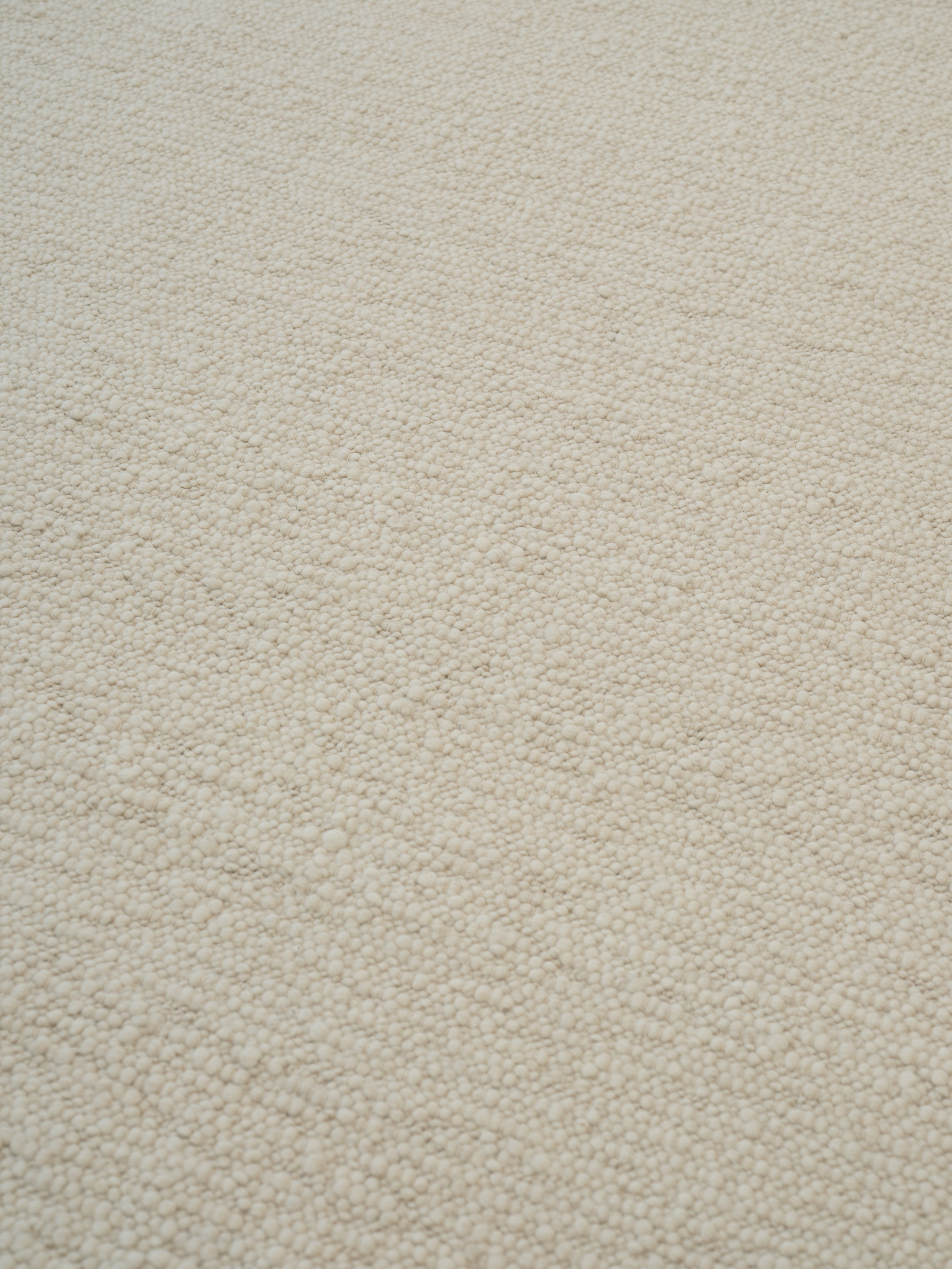 Teppich PEBBLED POEM gebrochenes Weiß