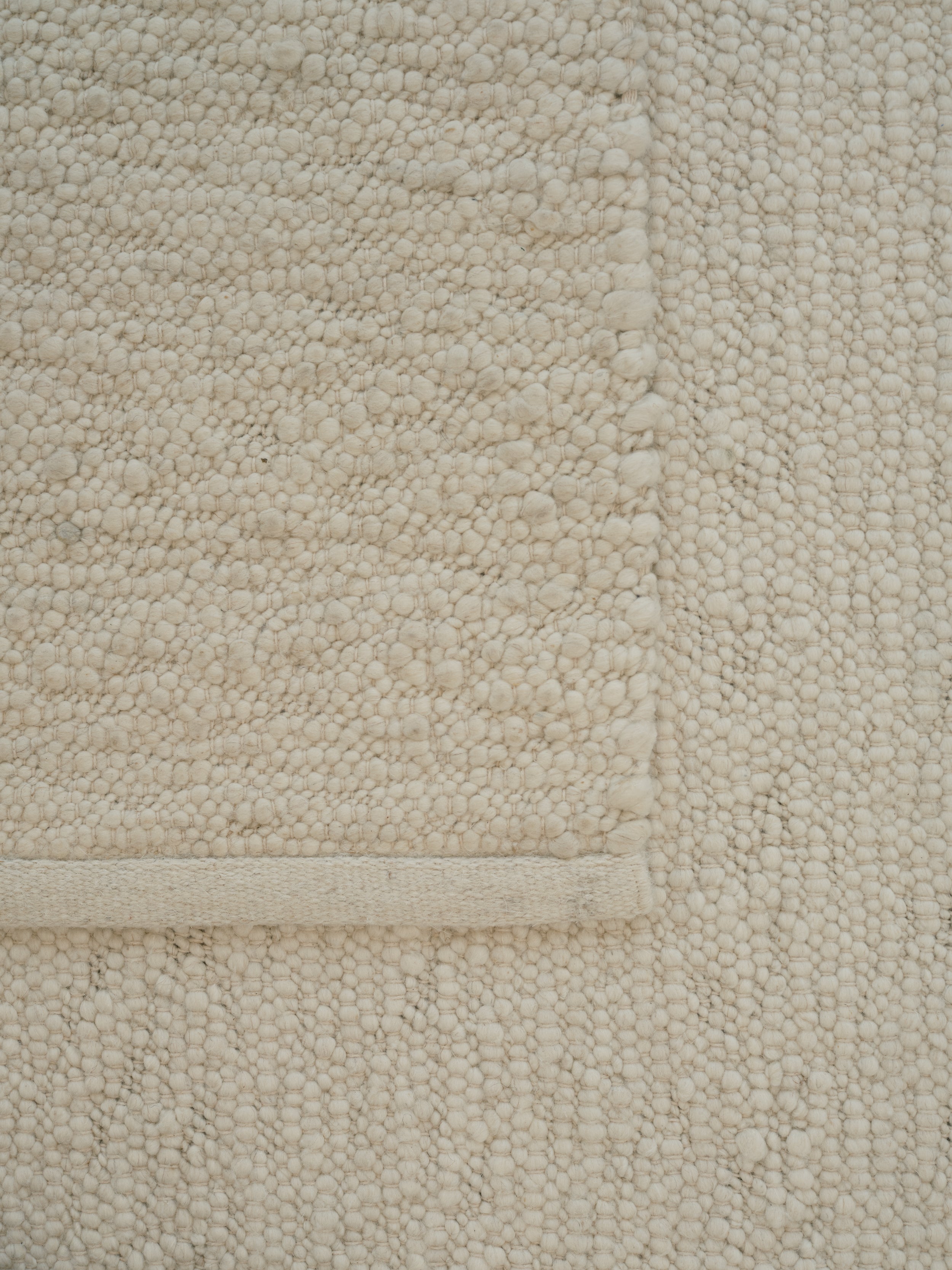 Teppich PEBBLED POEM gebrochenes Weiß