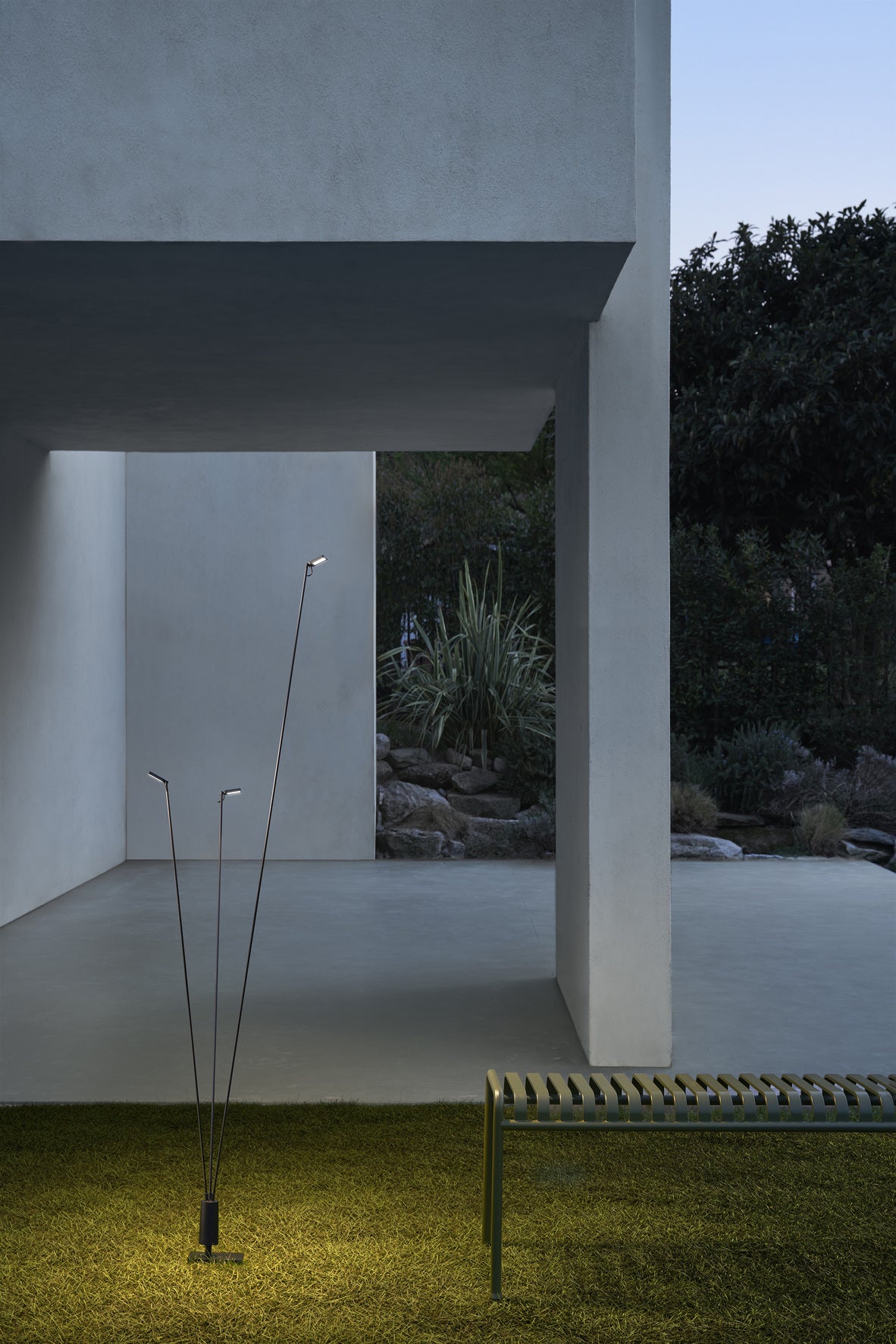 Single outdoor floor lamp FLIA black