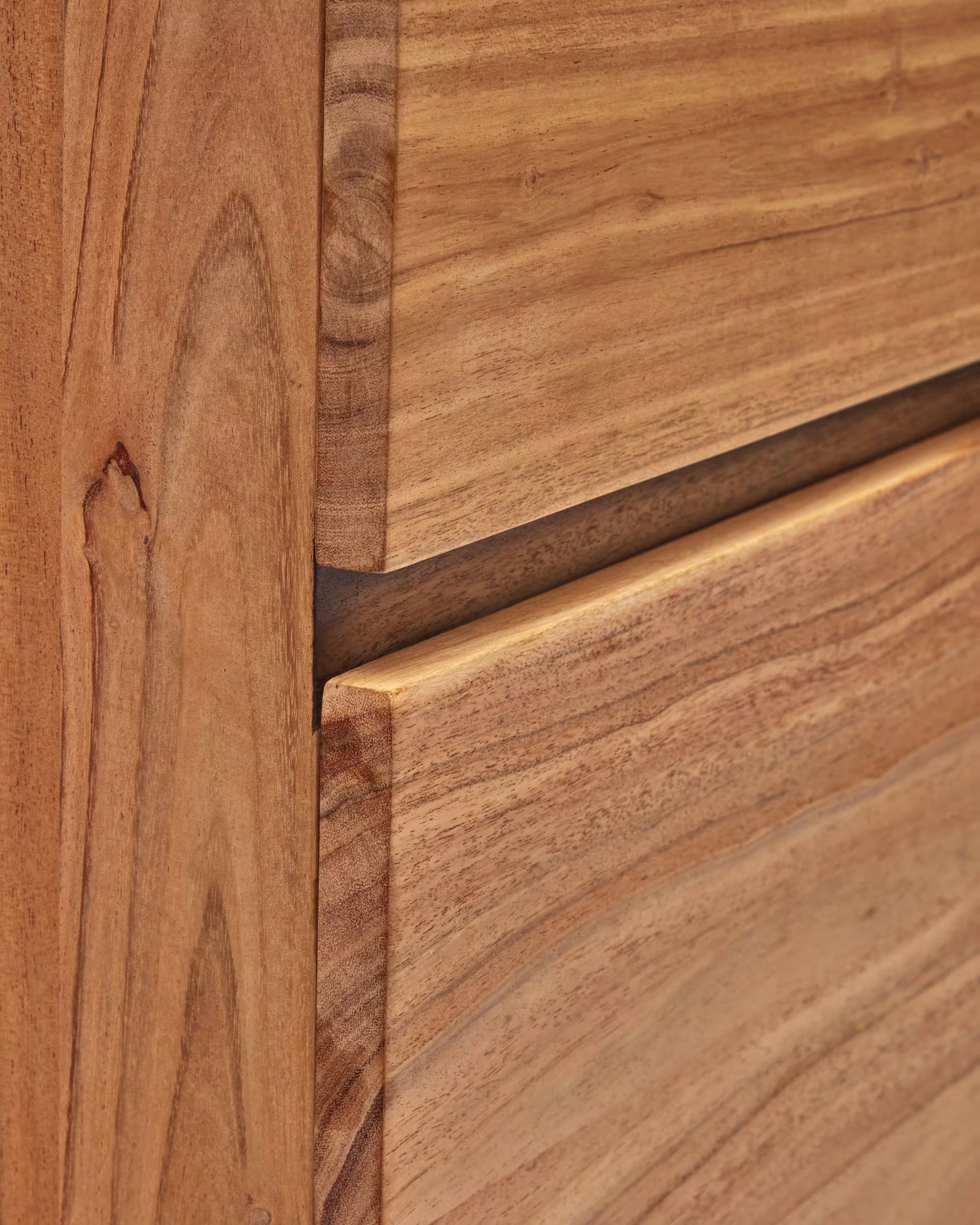 Kredens UXUE Akazienholz