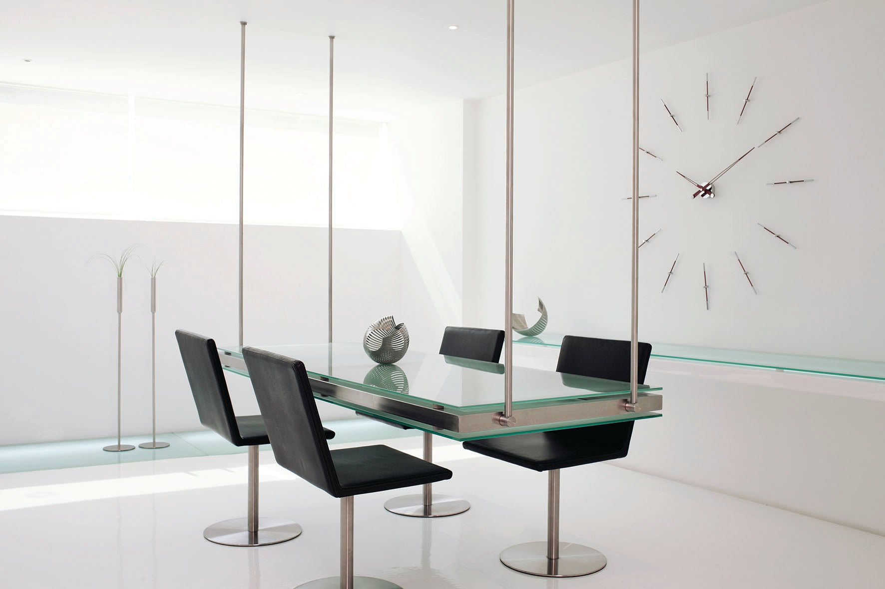 Wanduhr MERLIN aus Nussbaumholz mit verchromter Oberfläche