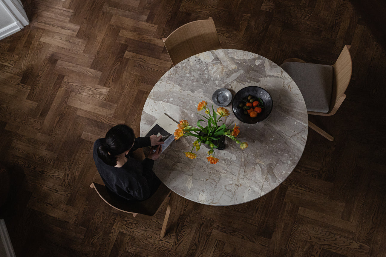 Runder Tisch ANDROGYNE grauer Marmor mit dunklem Eichenfuß