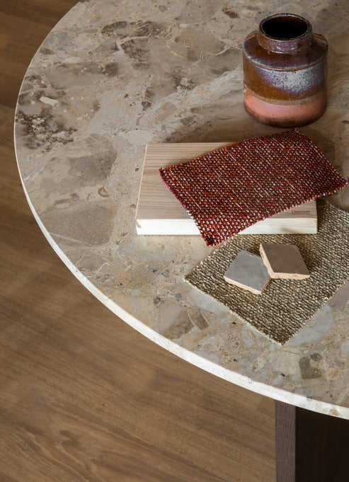 Runder Tisch ANDROGYNE beige Marmor mit dunklem Eichenfuß