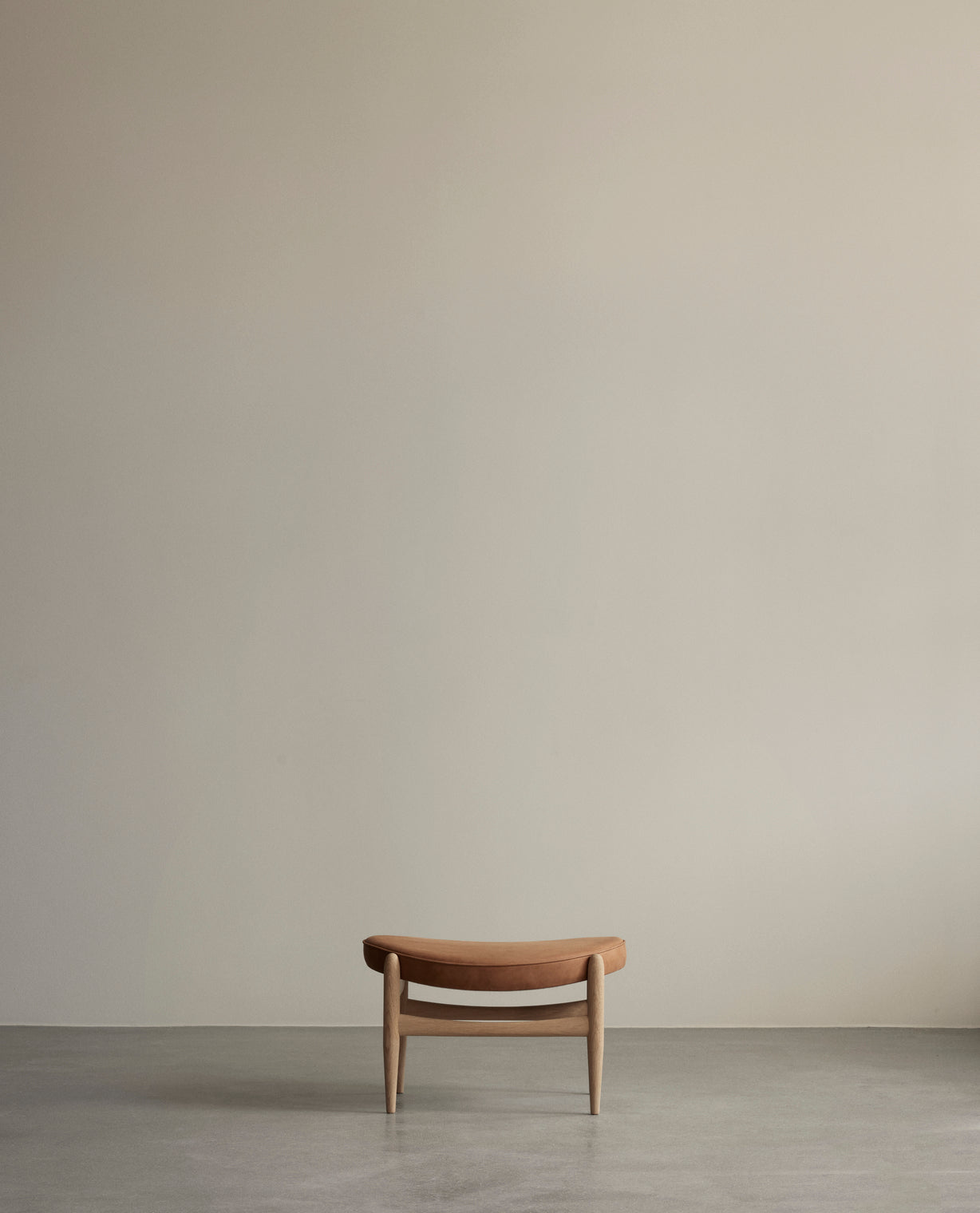 Fußhocker ELIZABETH braunes Leder mit Nussbaumfuß