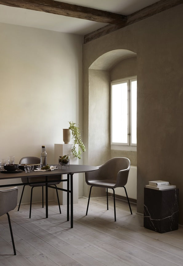 Ovaler Tisch SNAREGADE schwarz Eichenfurnier