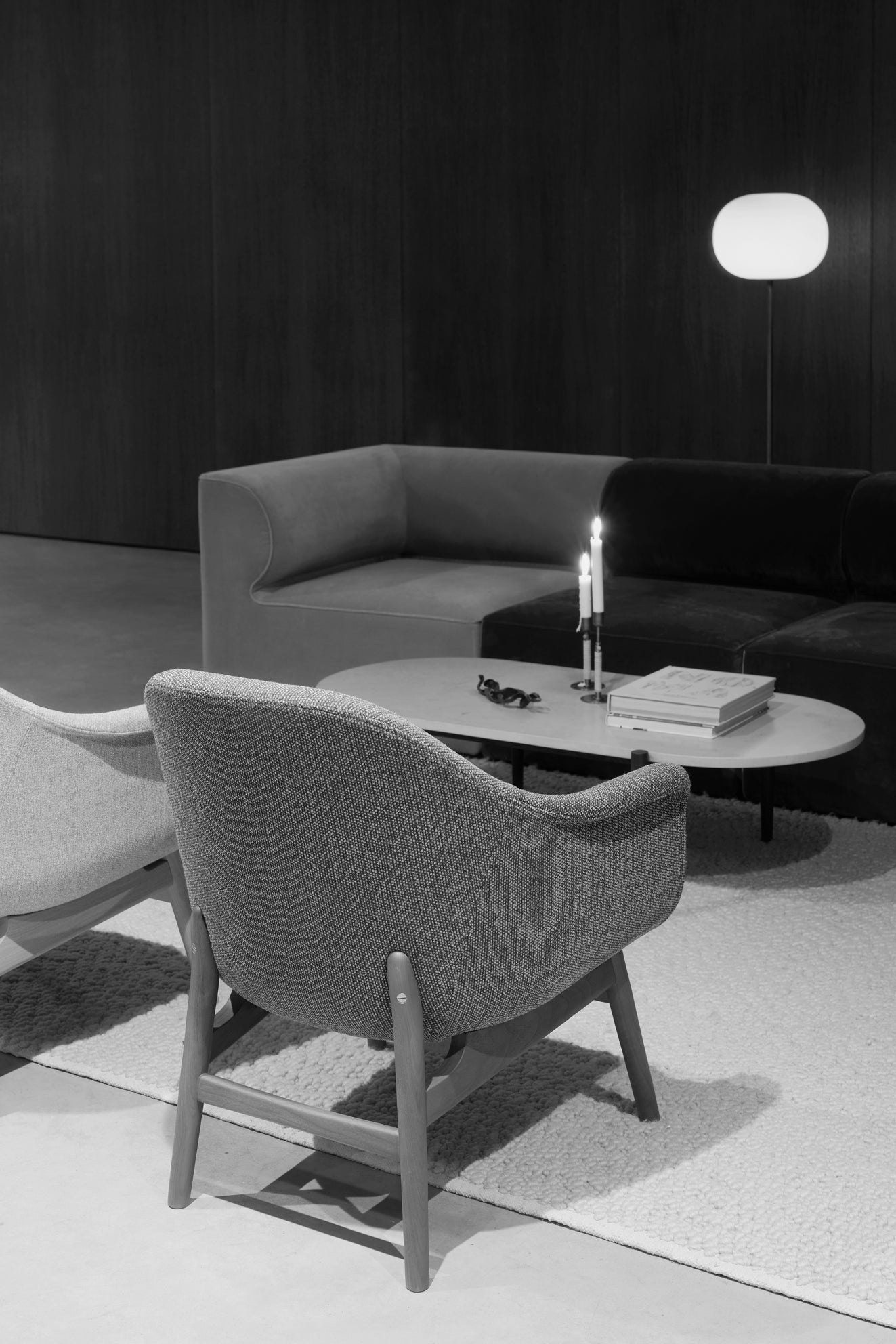 Fotel HARBOUR beige mit Nussbaumfuß