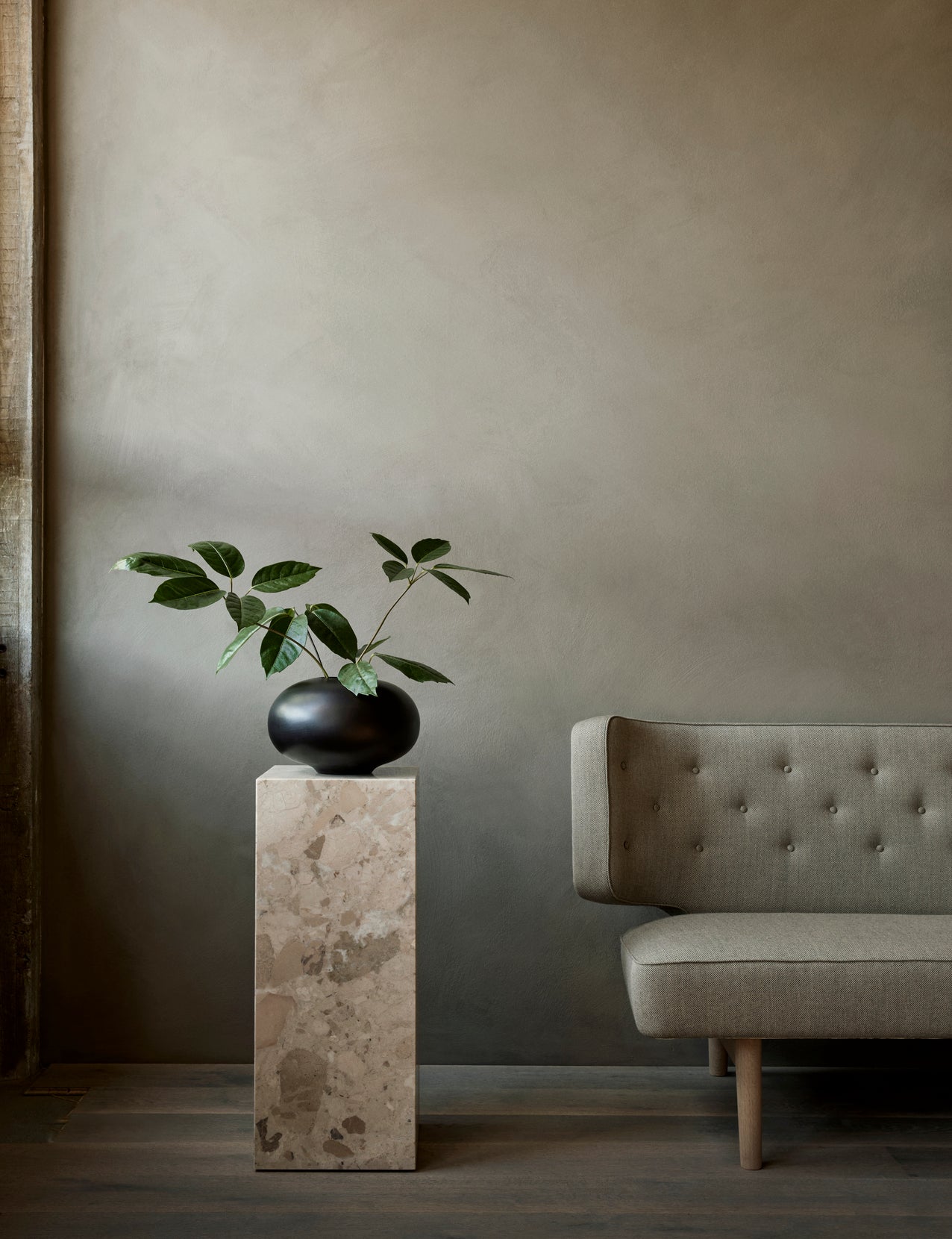 Sofa 2-sitzig RADIOHUS beige mit Nussbaumfuß