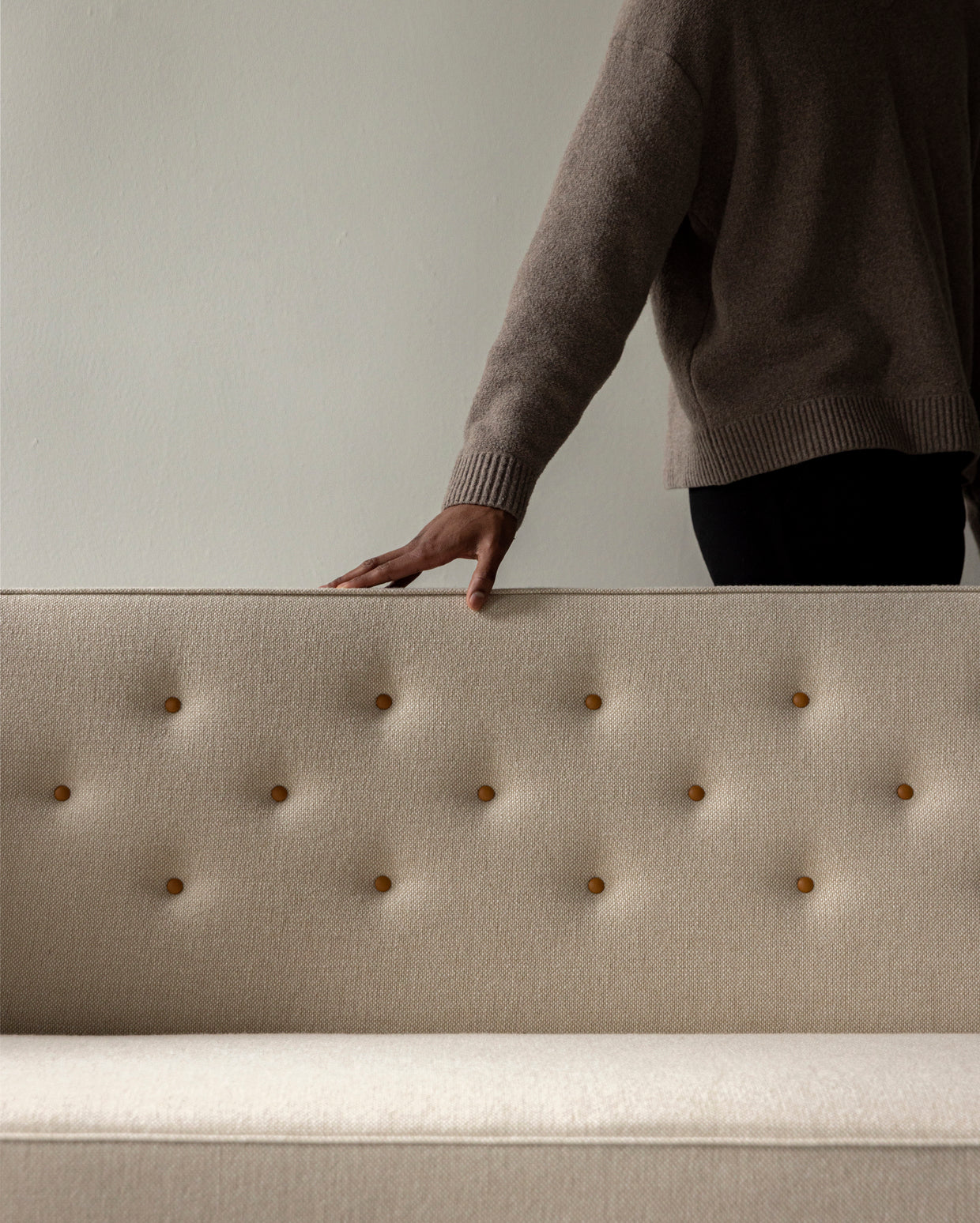 Sofa 2-sitzig RADIOHUS beige mit Nussbaumfuß