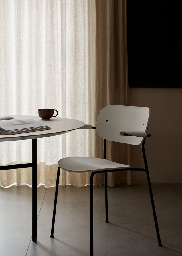 Tisch SNAREGADE schwarz Eichenfurnier