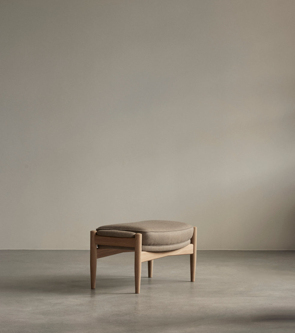 Fußhocker THE SEAL grau mit Nussbaumfuß