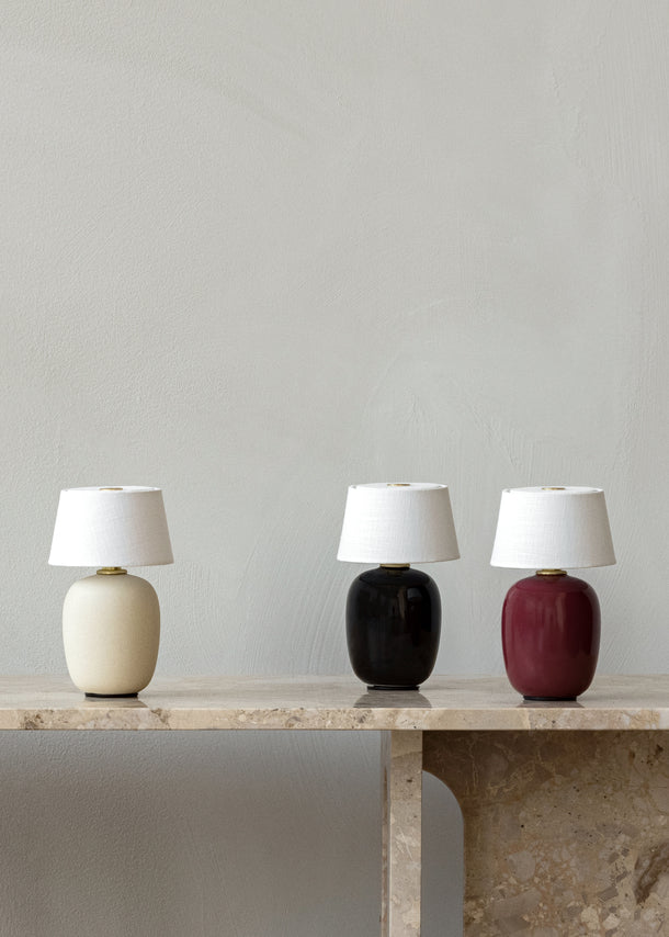 Tragbare Lampe TORSO bordeaux Keramik mit weißem Schirm