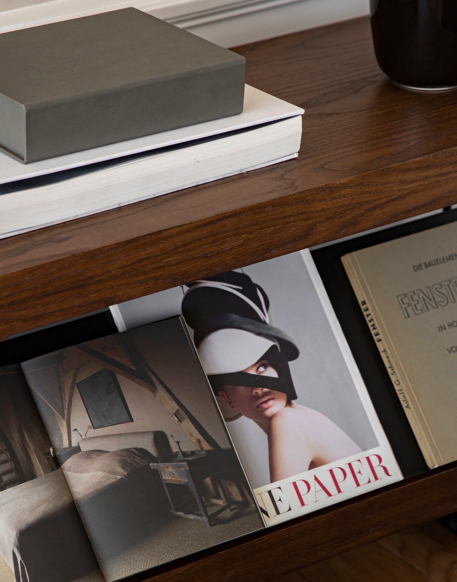 Regal ZET aus Eichenholz mit schwarzem Rahmen