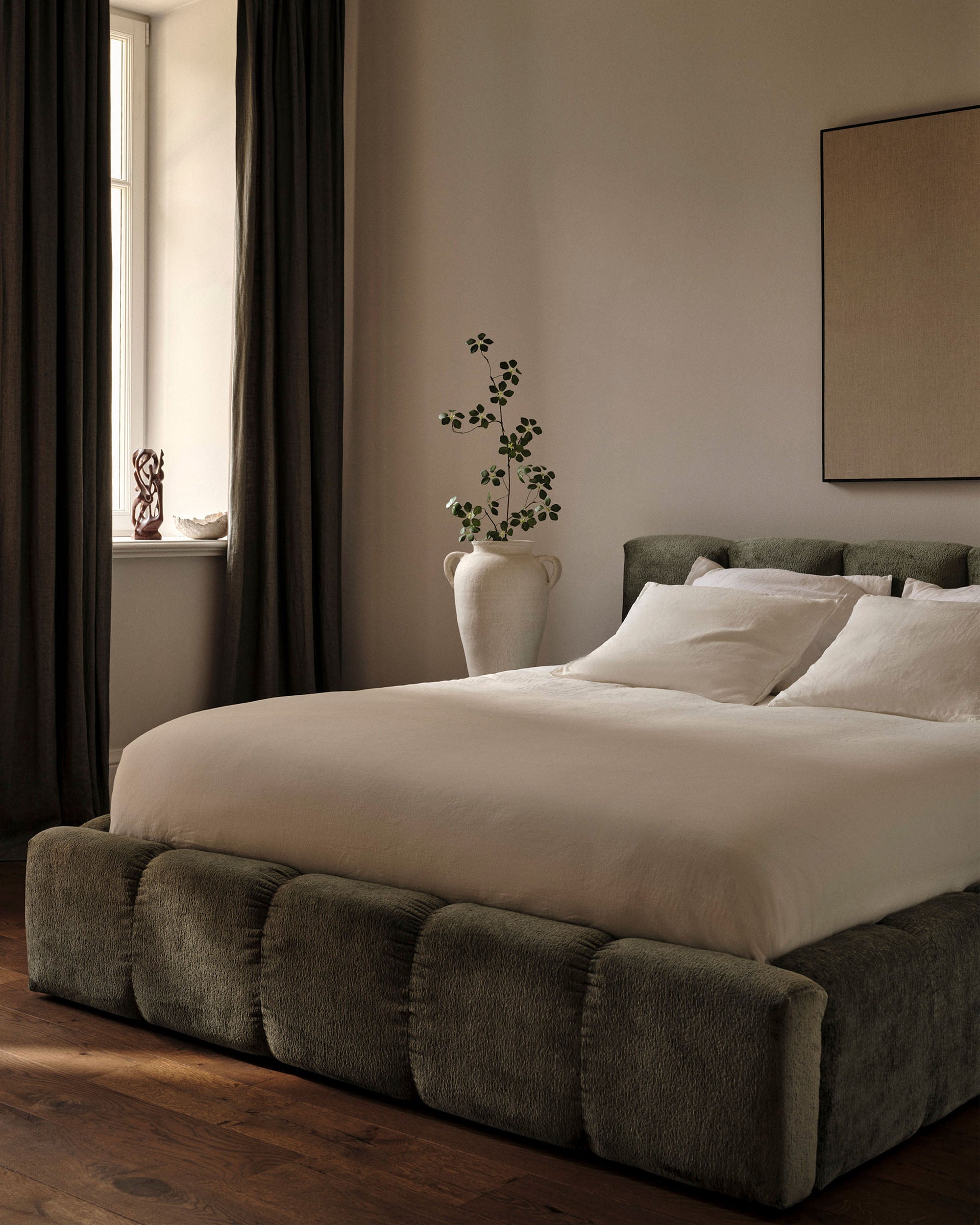 Samtbett mit Bettkasten LUPINE in Grau