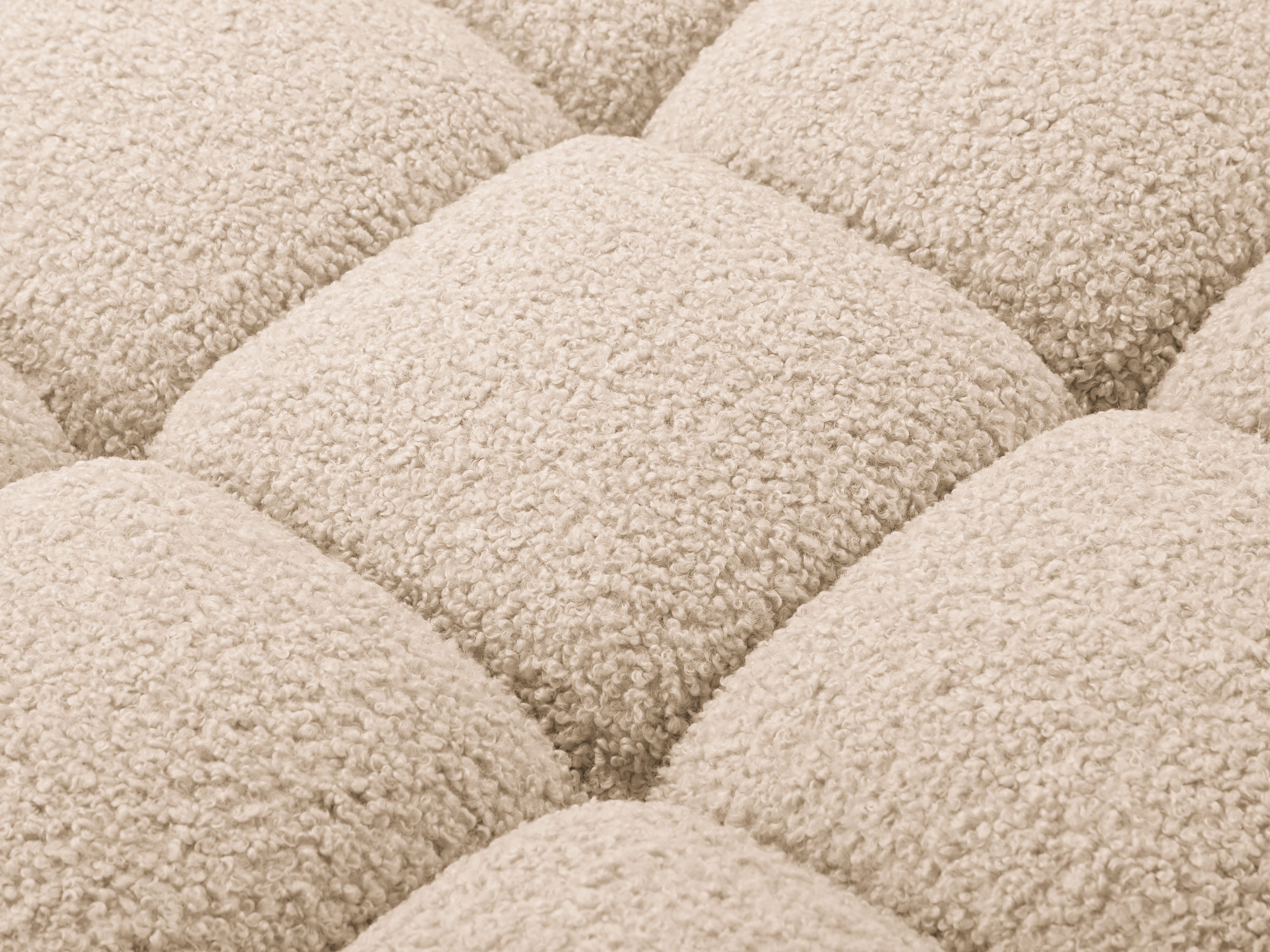 Rechtsseitiger Sessel BELLIS in sandfarbener Boucle.