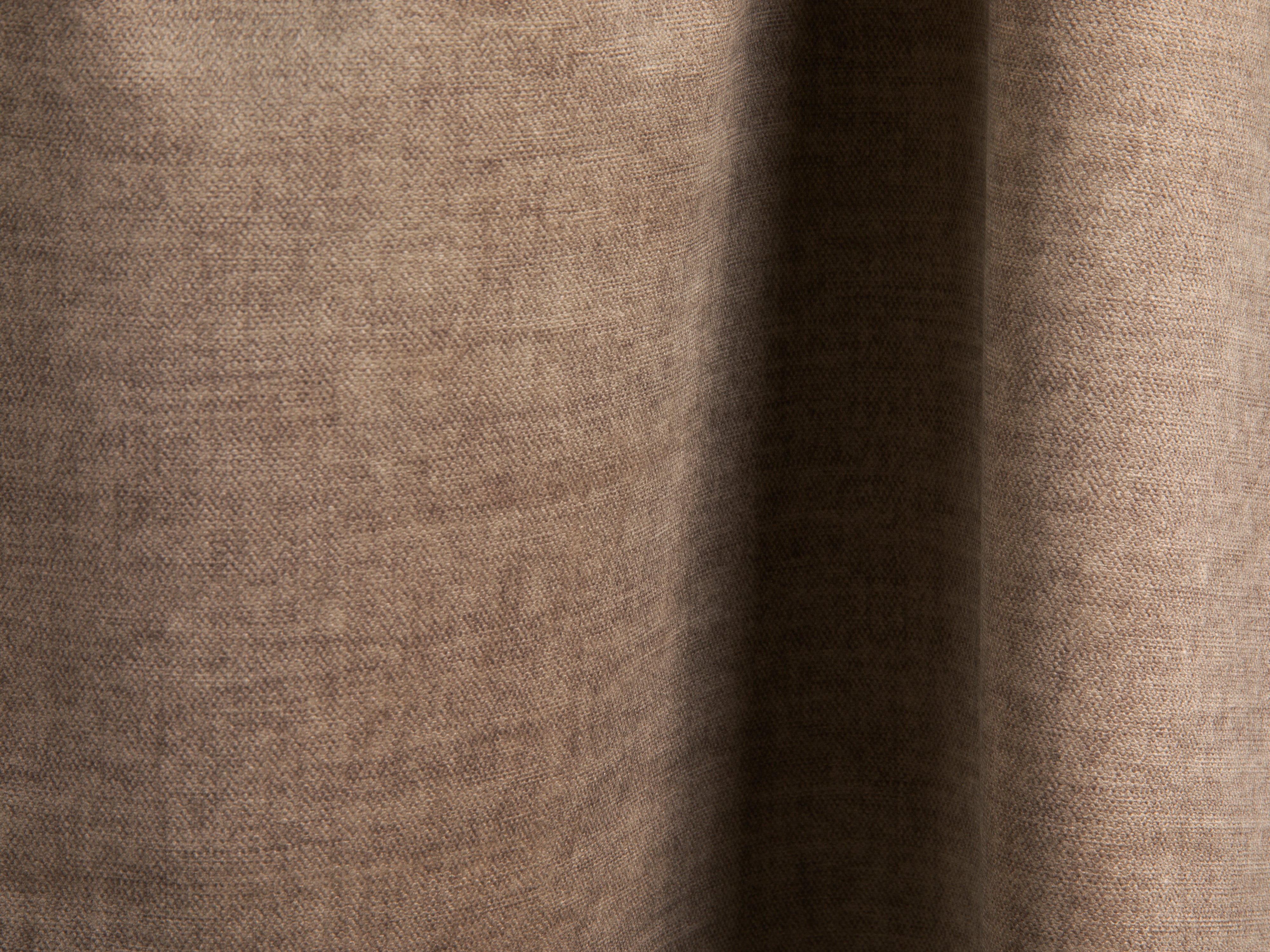 Links -Hand -Samtecke mit einem dunklen beige Martin -Tisch