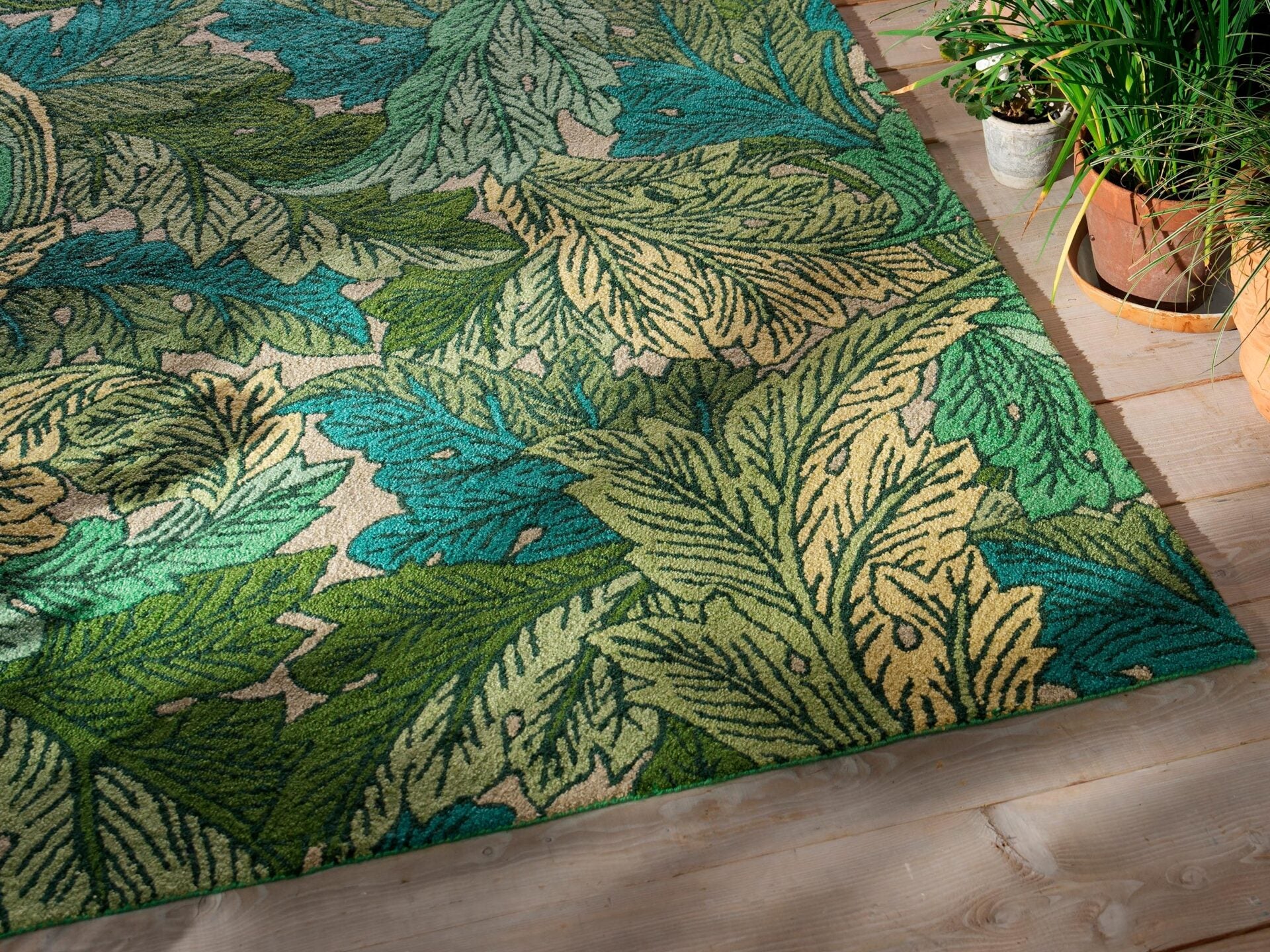 Acanthus Nettle Sky Blue green rug